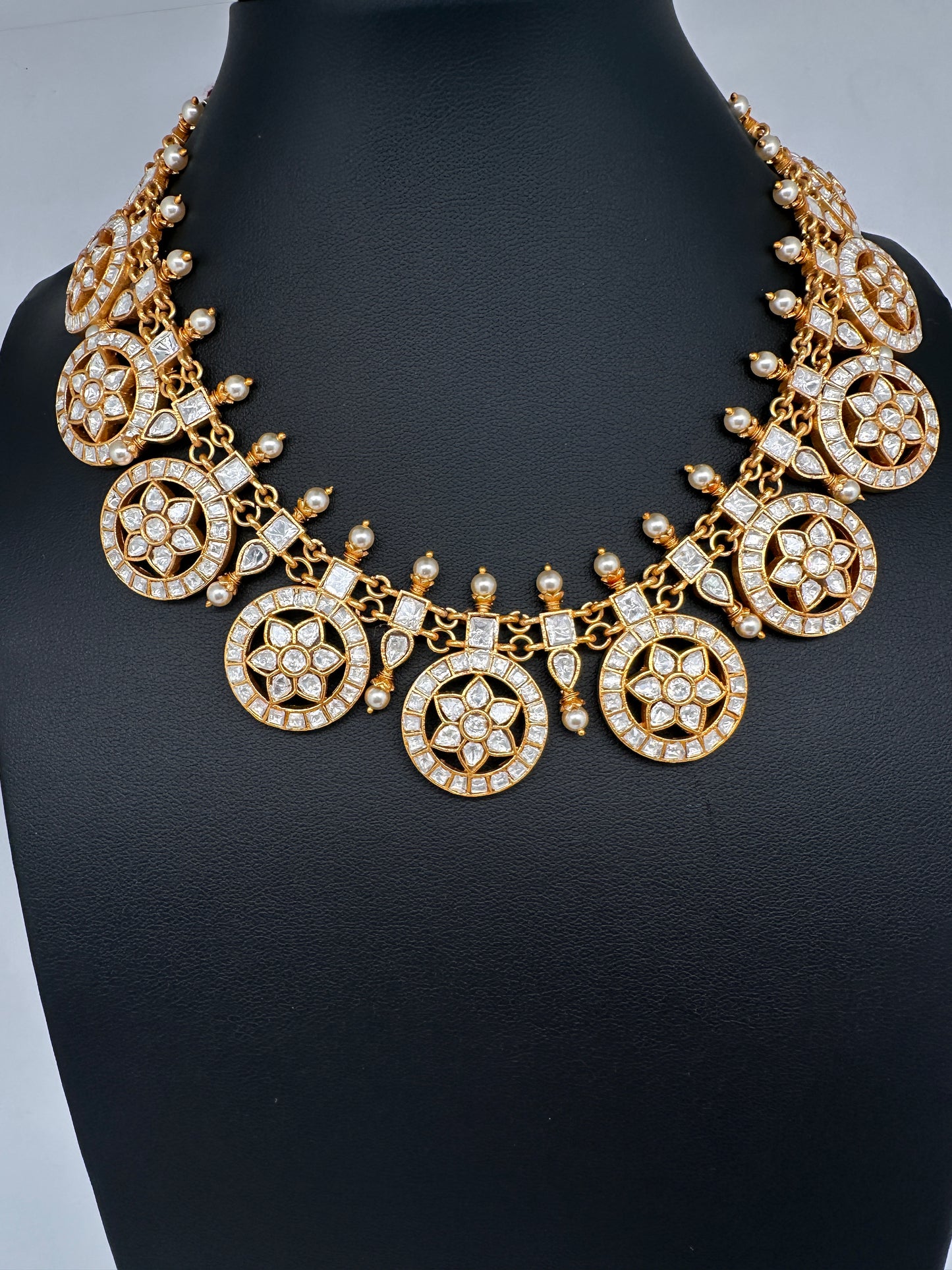 Jadau Kundan White Bottu Short Necklace - 