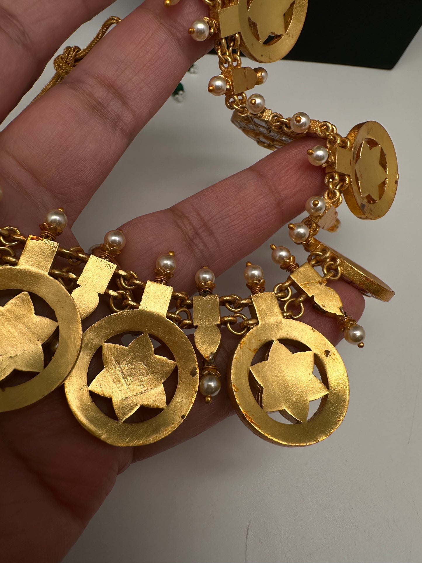 Jadau Kundan White Bottu Short Necklace - 