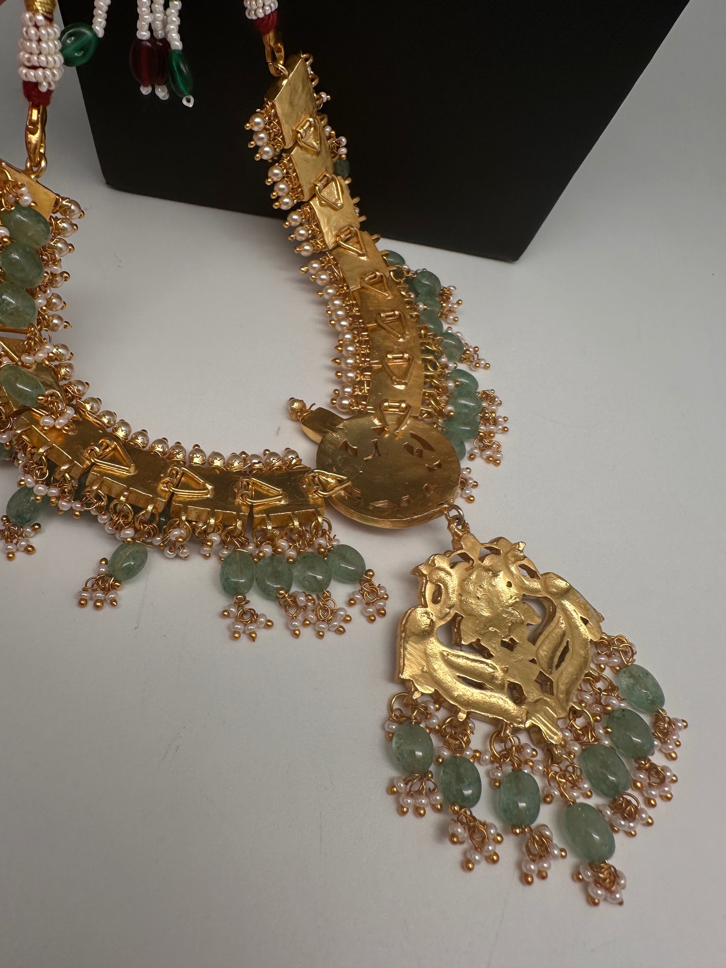 Jadau Kundan Short Necklace with Emerald Beads and Pearls - 