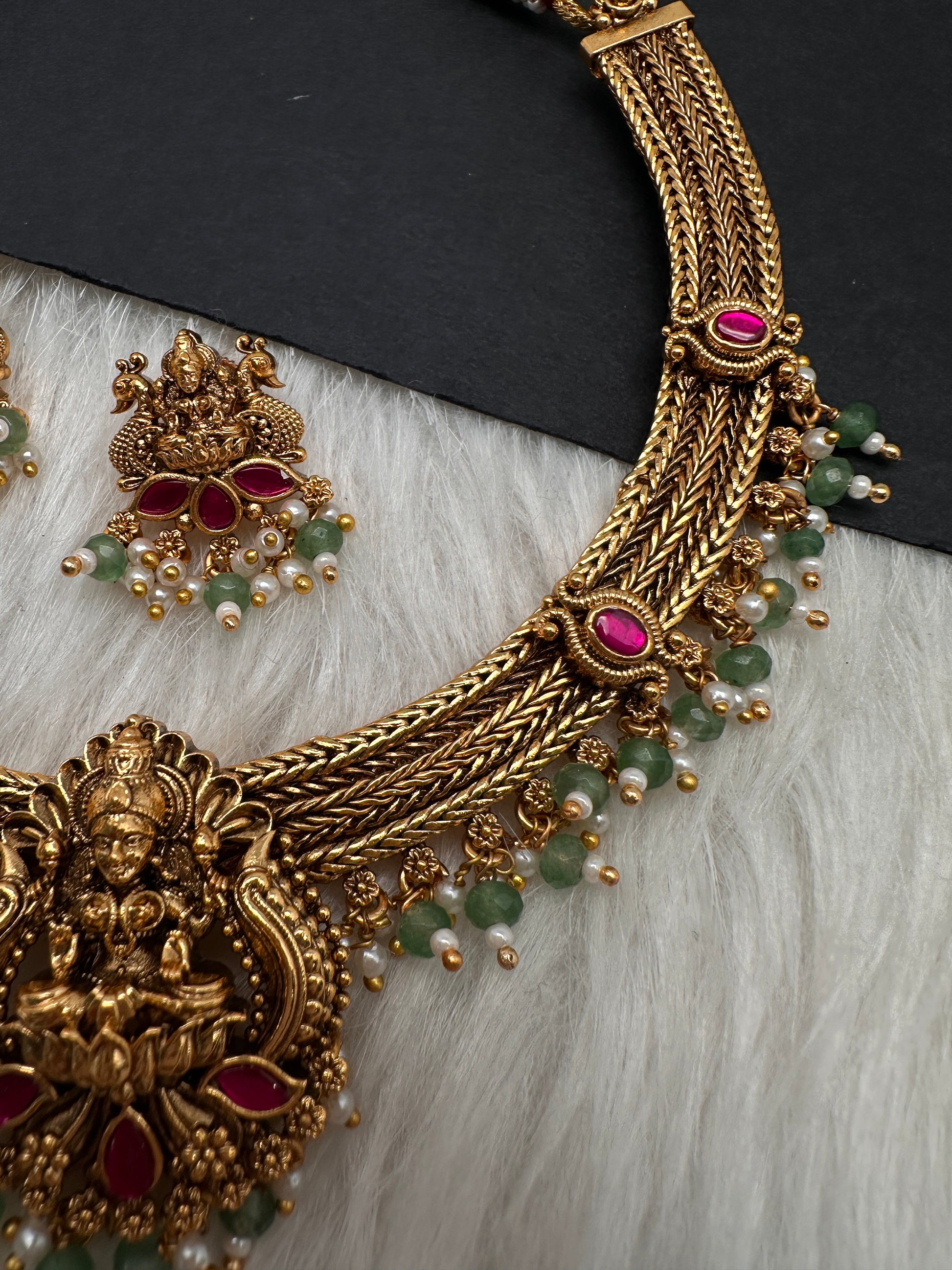 Jadau Kundan Nakshi Goddess Lakshmi Short Necklace - 