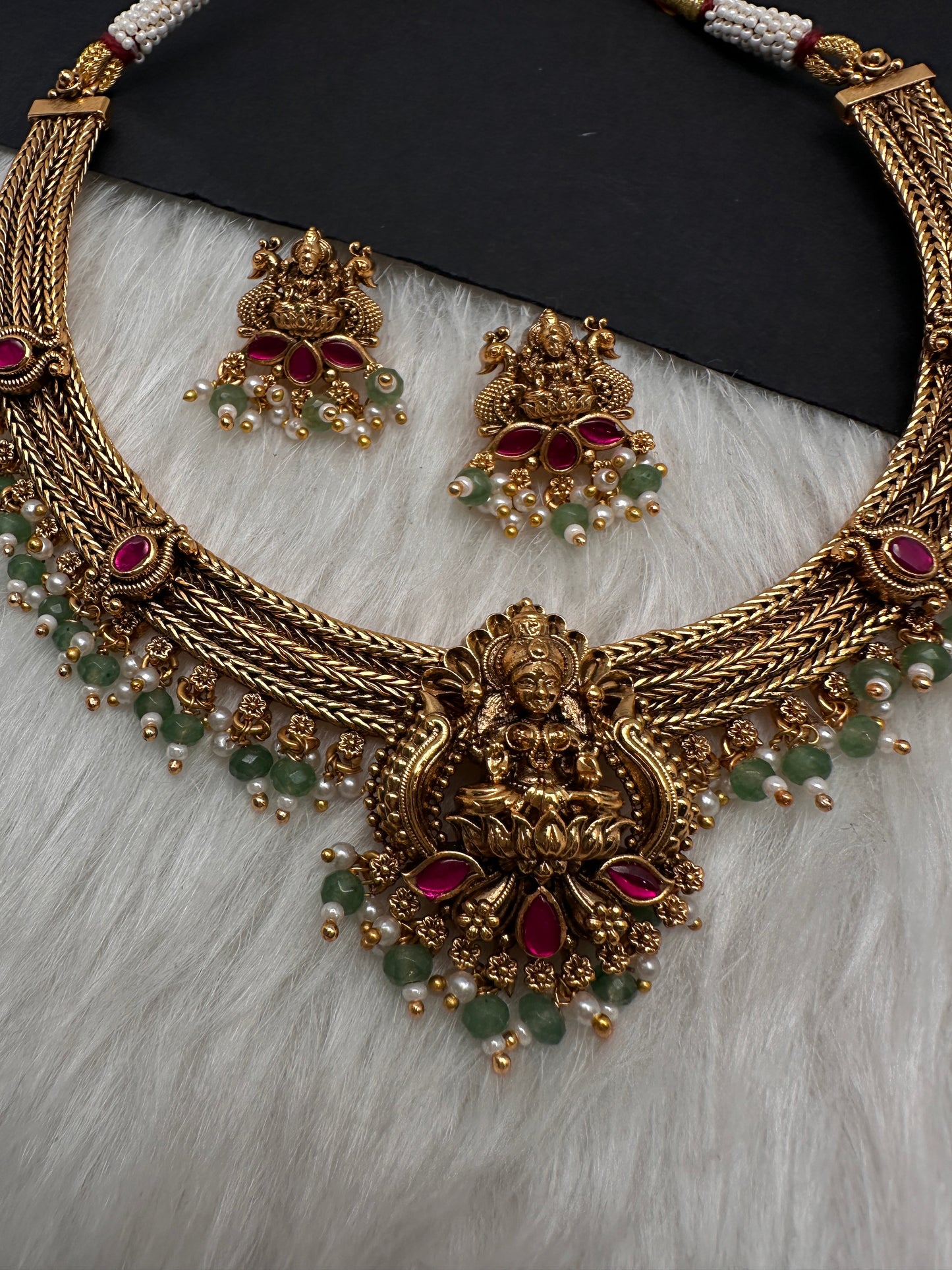 Jadau Kundan Nakshi Goddess Lakshmi Short Necklace - 