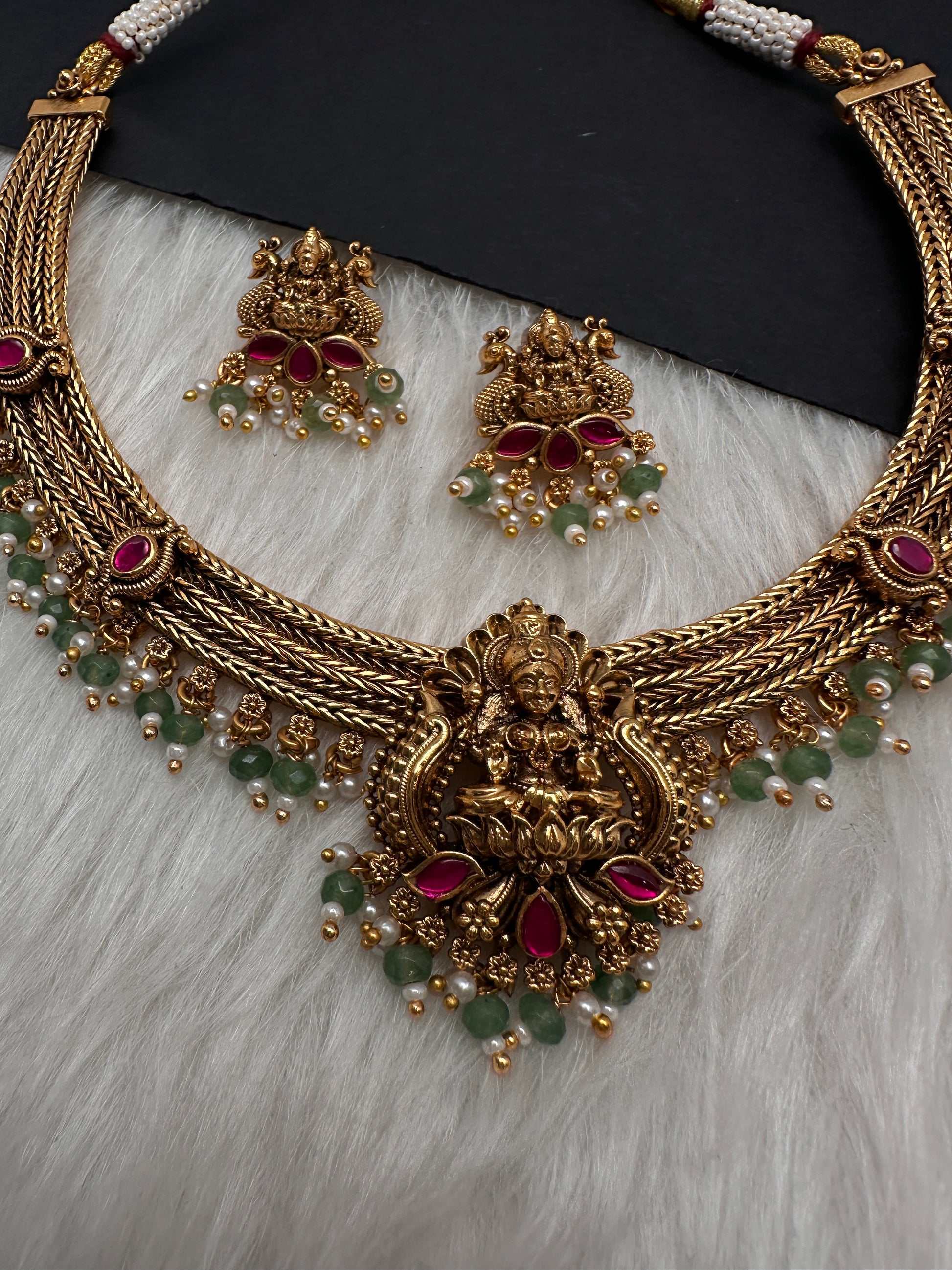 Jadau Kundan Nakshi Goddess Lakshmi Short Necklace - 