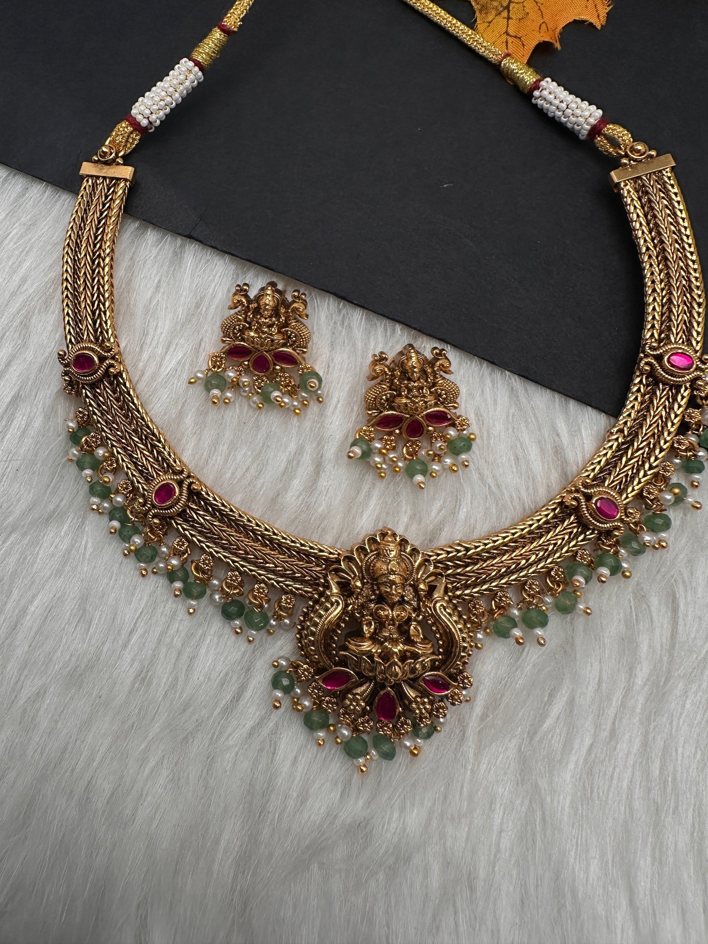 Jadau Kundan Nakshi Goddess Lakshmi Short Necklace - 