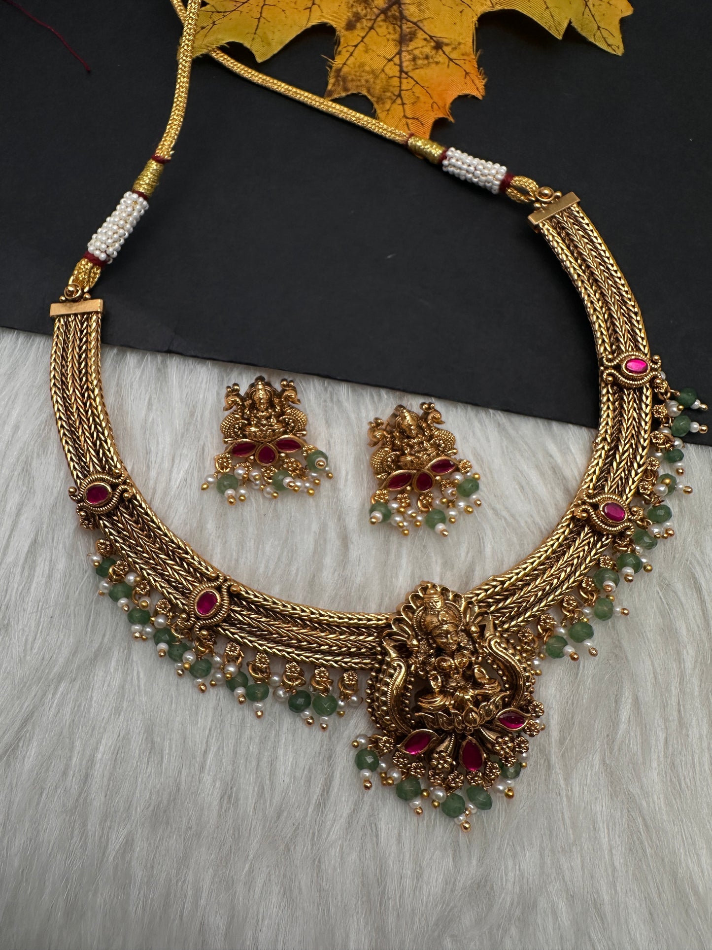 Jadau Kundan Nakshi Goddess Lakshmi Short Necklace - 