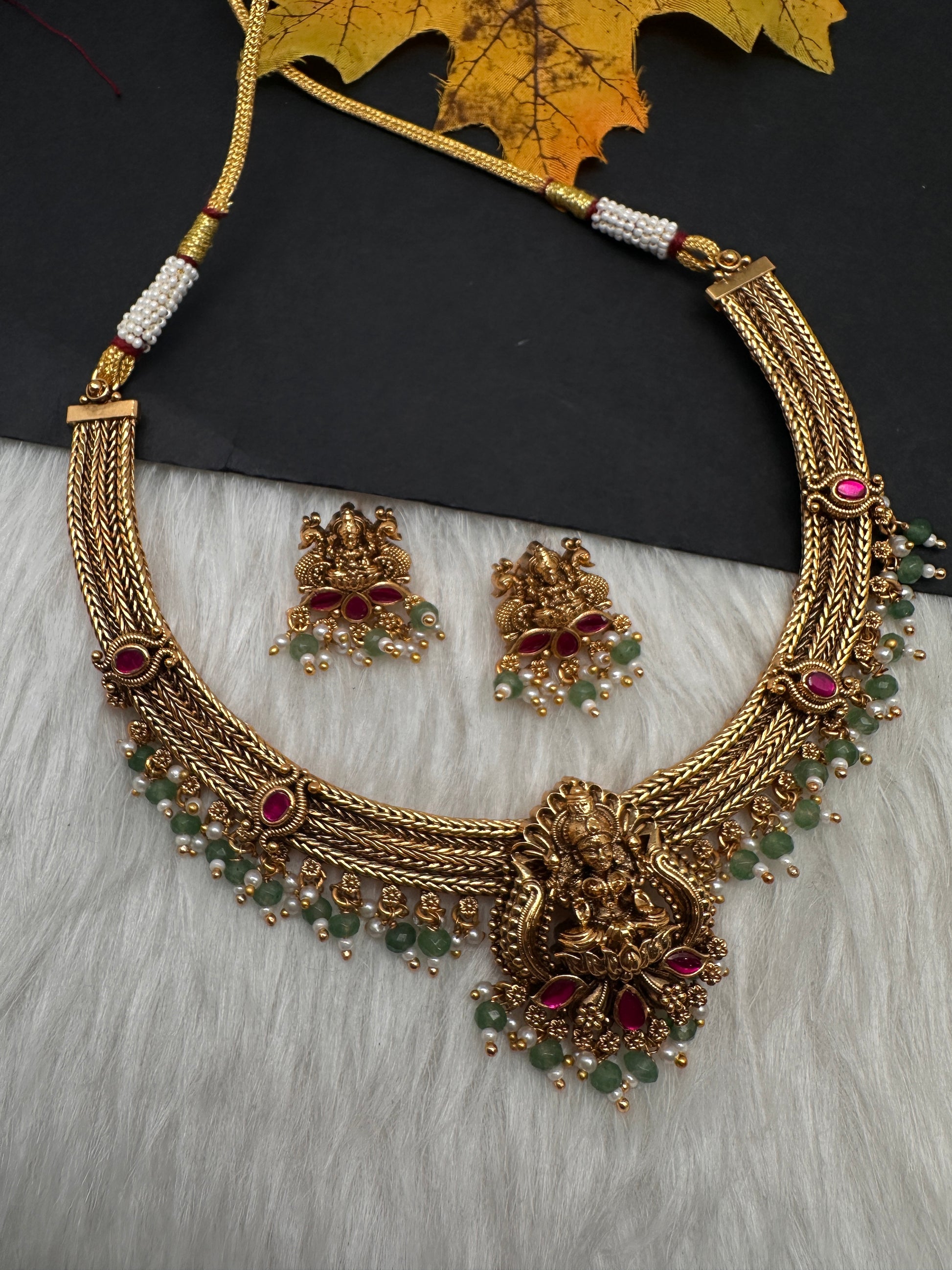 Jadau Kundan Nakshi Goddess Lakshmi Short Necklace - 