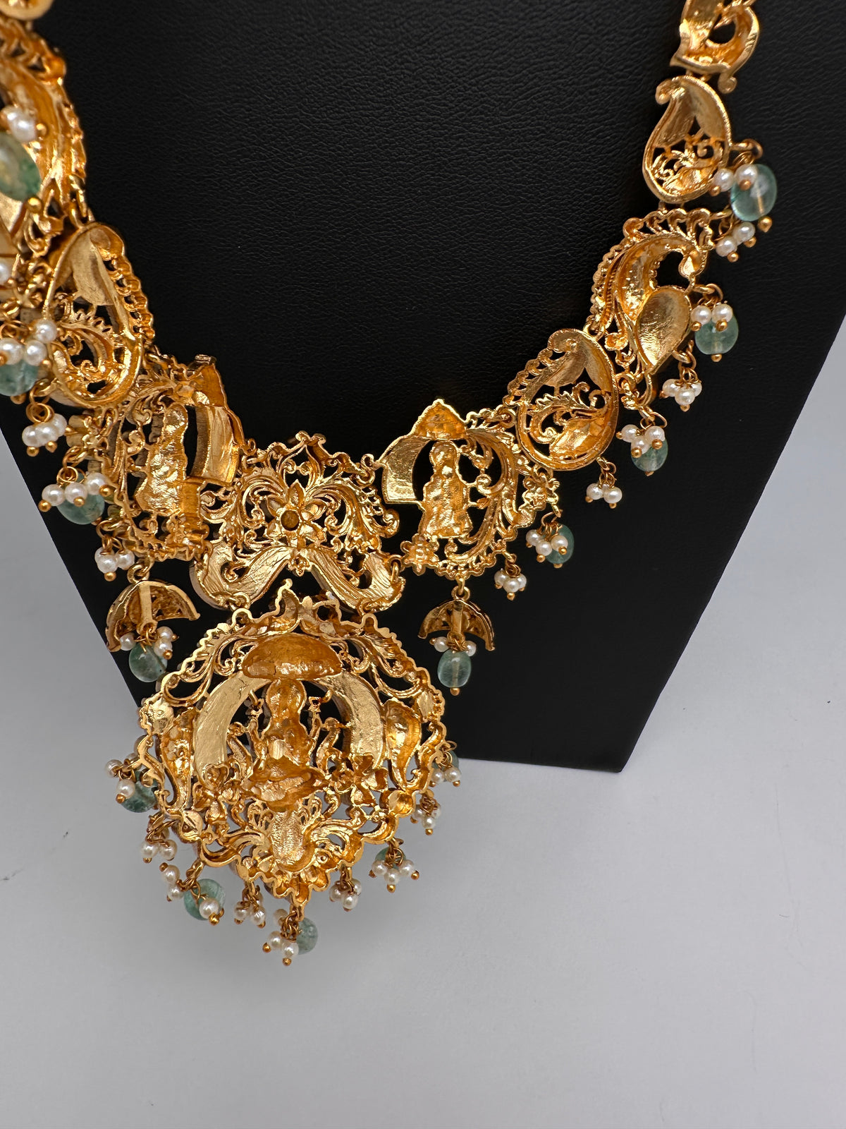 Jadau Kundan Nakshi Lakshmi Short Necklace Set - JA000338