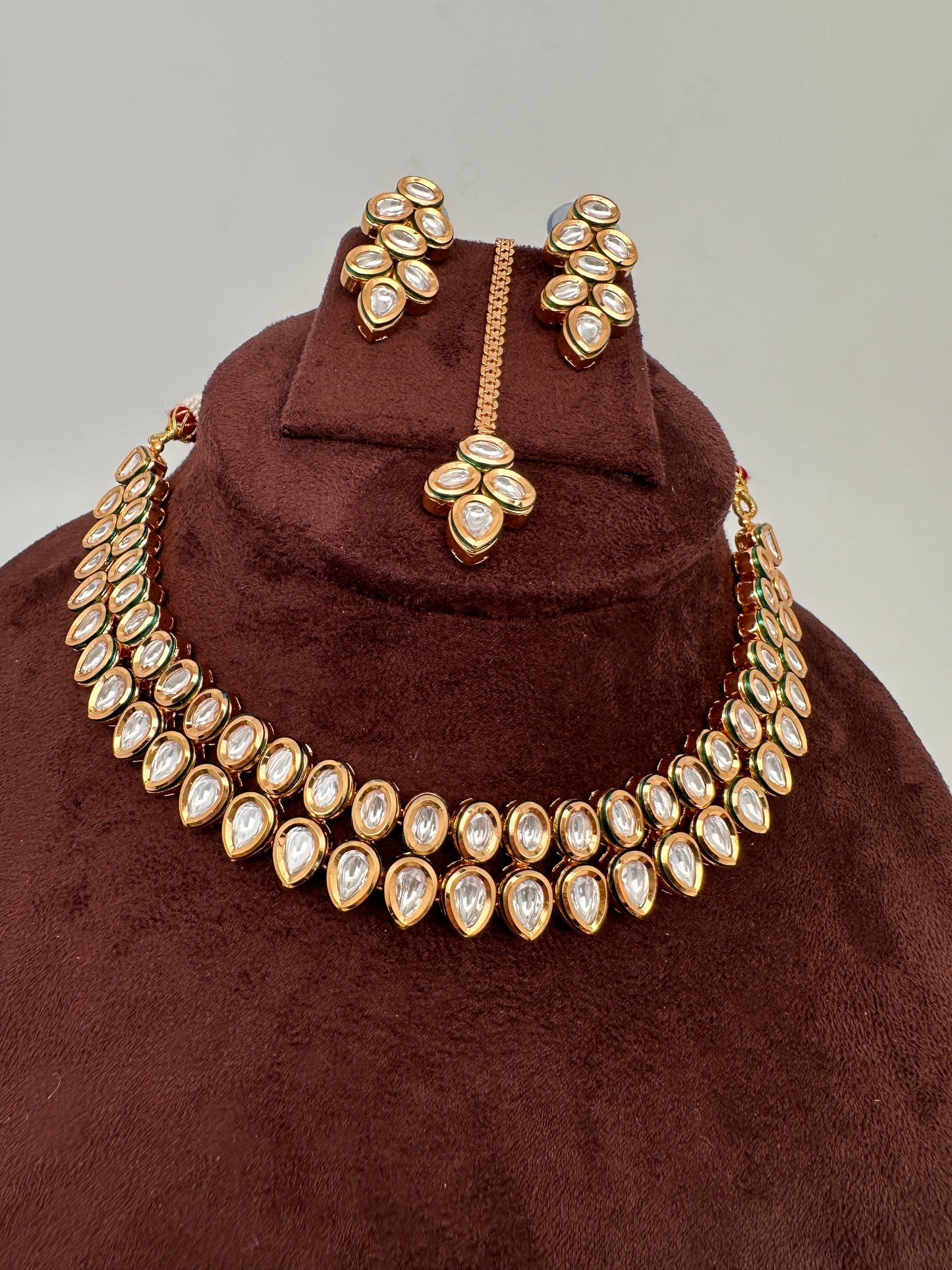 Kundan Dainty Necklace comes with Earrings and Mang Tika