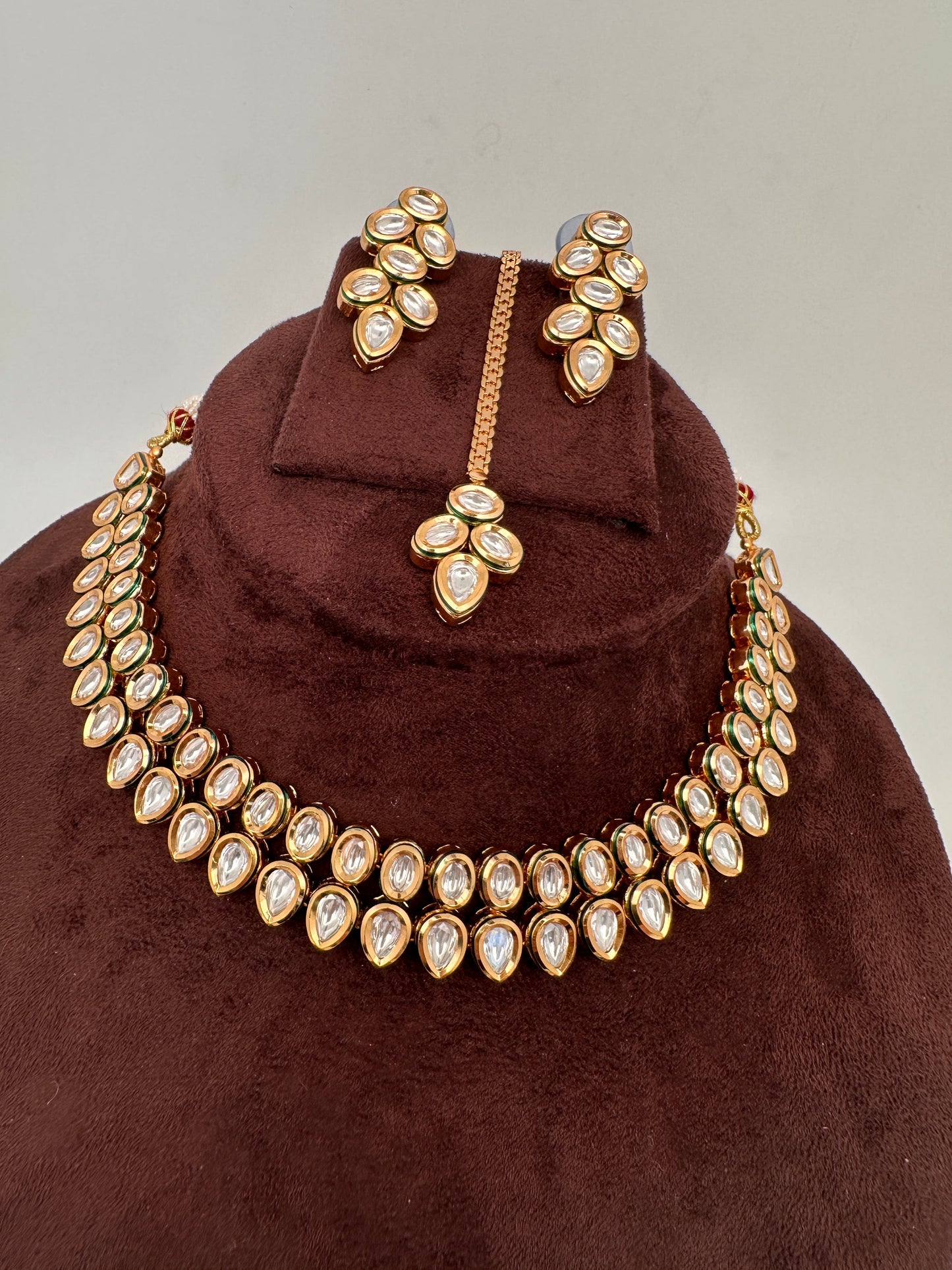 Kundan Dainty Necklace comes with Earrings and Mang Tika