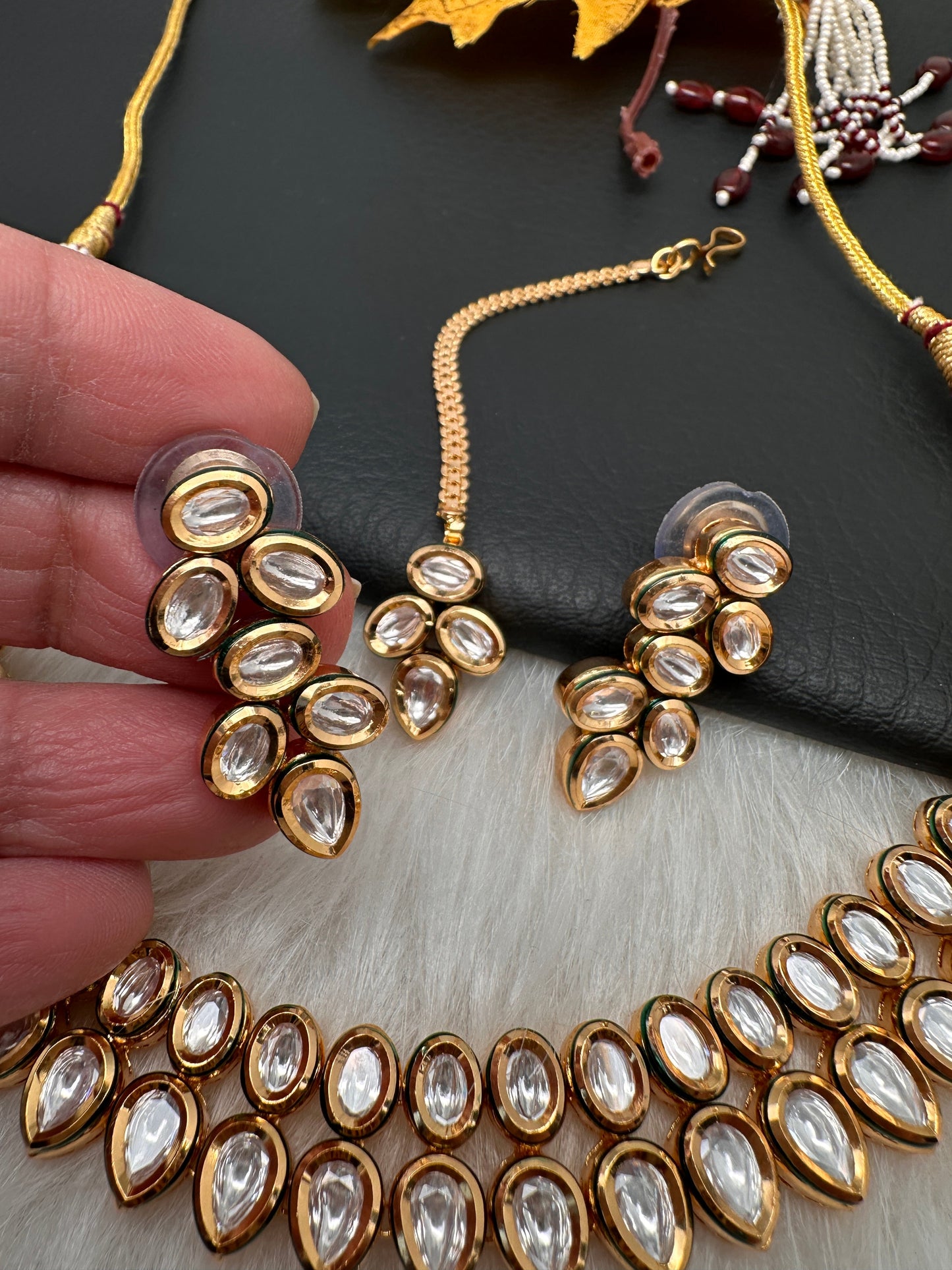 Kundan Dainty Necklace comes with Earrings and Mang Tika