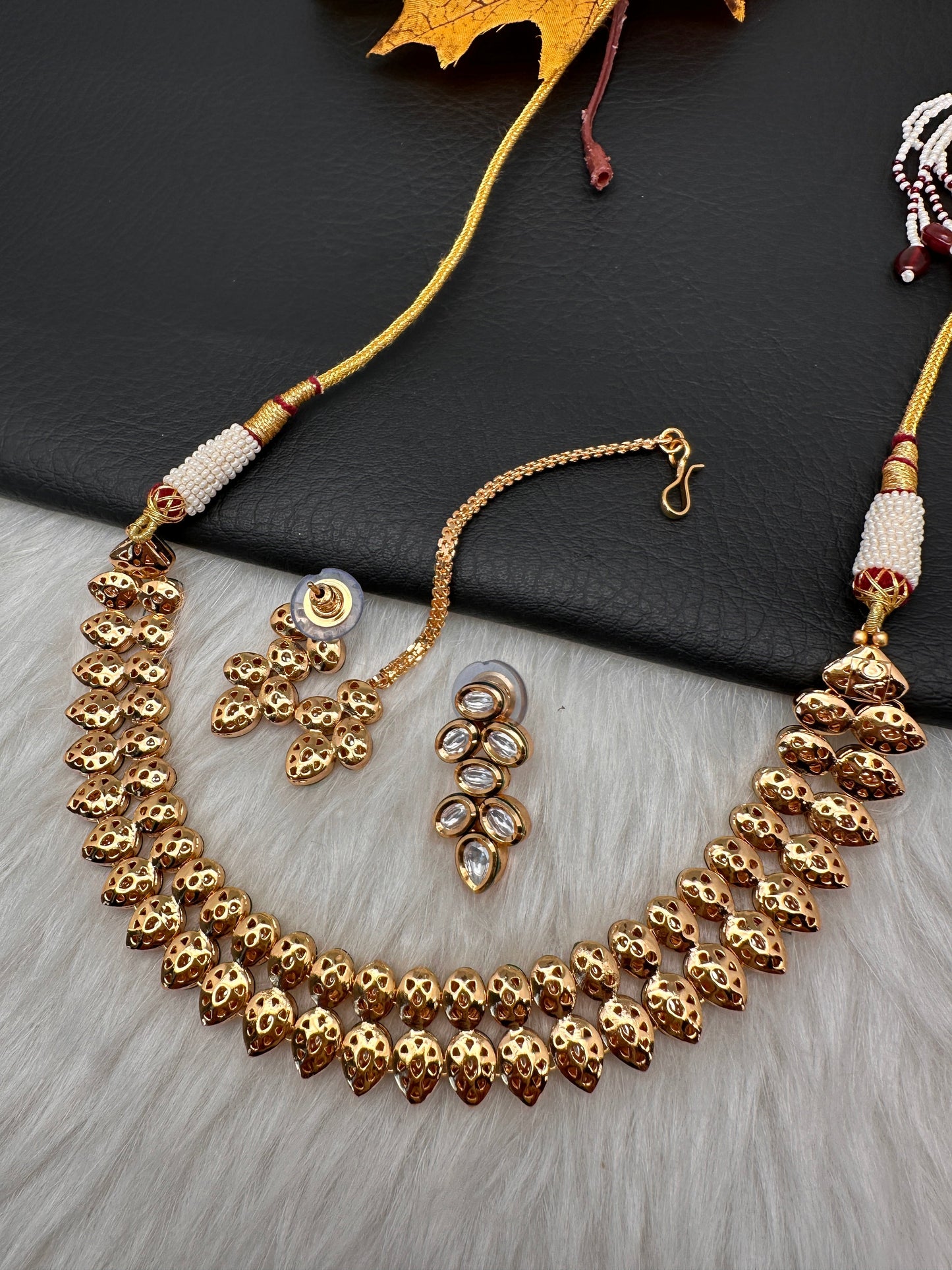 Kundan Dainty Necklace comes with Earrings and Mang Tika