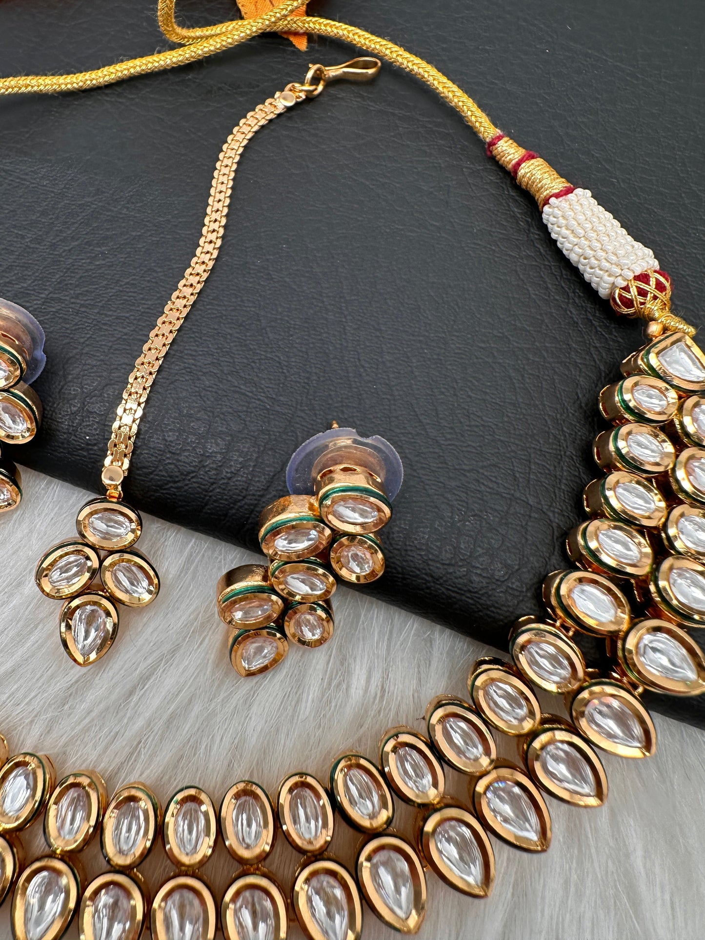 Kundan Dainty Necklace comes with Earrings and Mang Tika