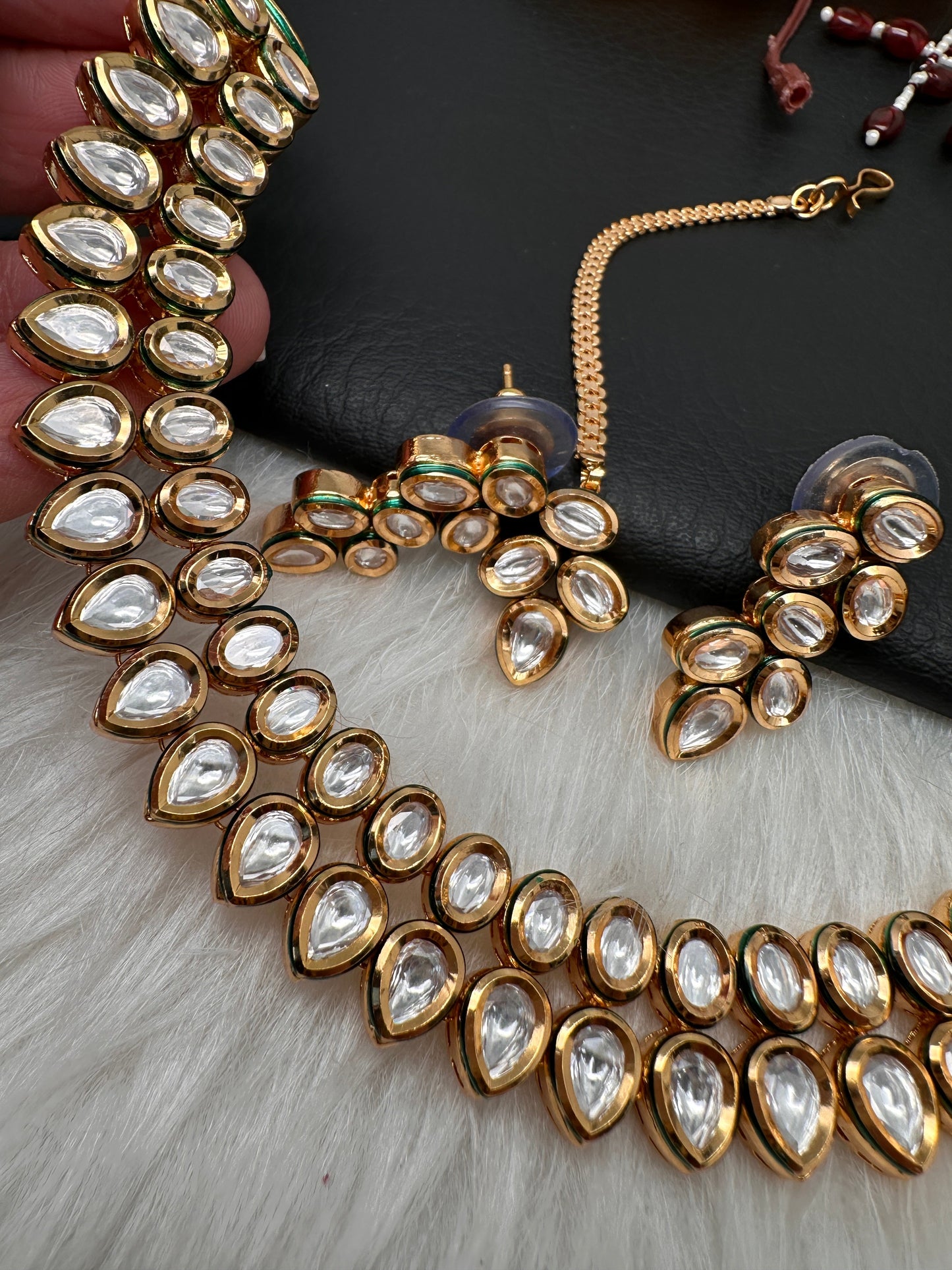 Kundan Dainty Necklace comes with Earrings and Mang Tika