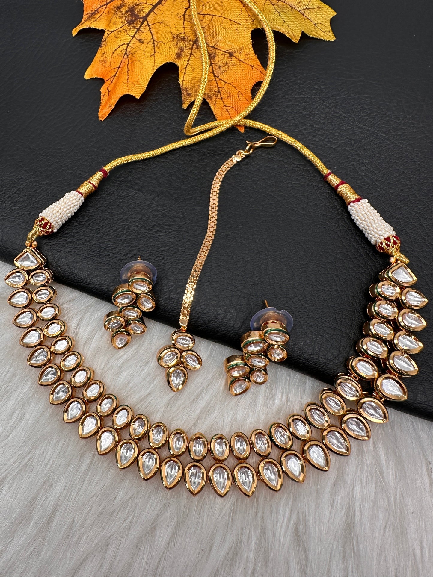Kundan Dainty Necklace comes with Earrings and Mang Tika