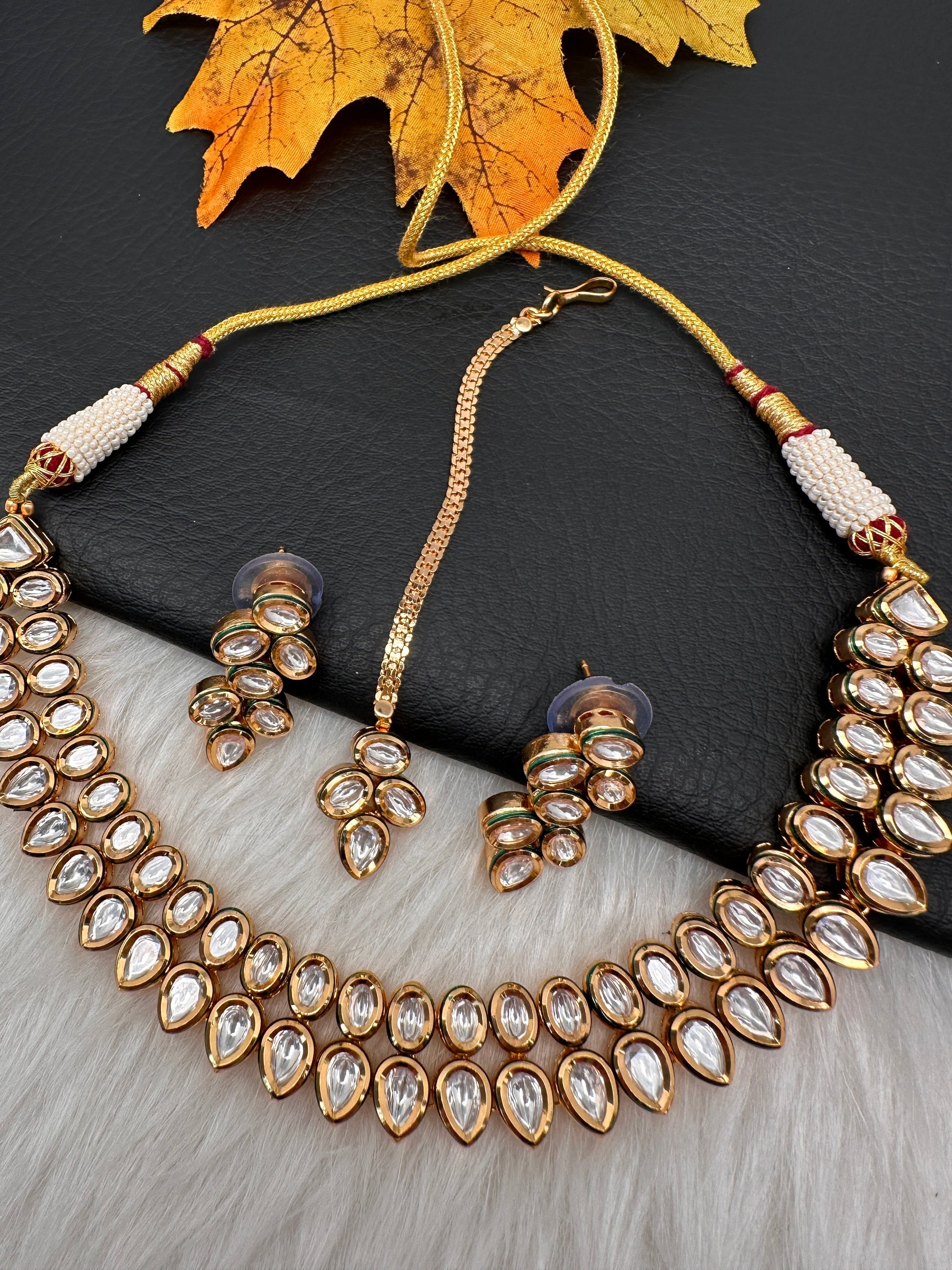 Kundan Dainty Necklace comes with Earrings and Mang Tika