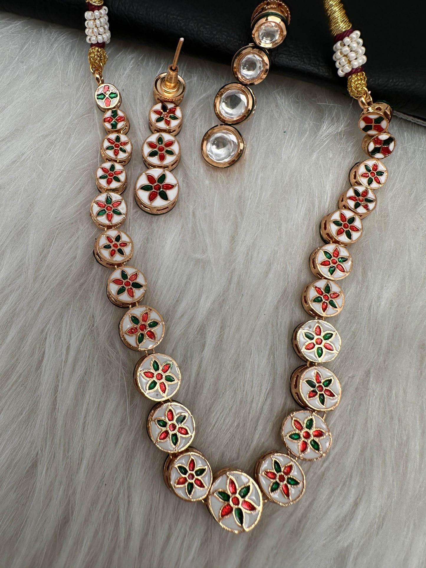 Kundan Single Line Neckline Necklace