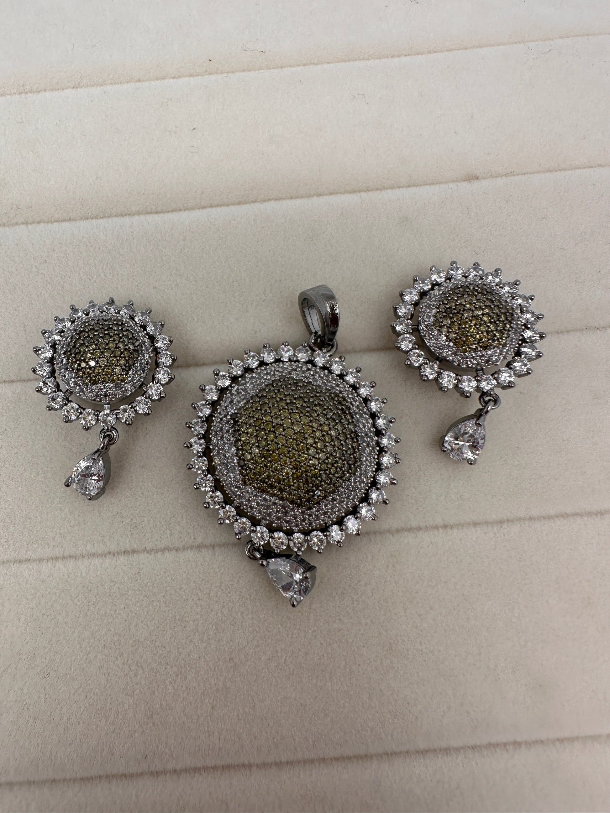 Nano Setting AD Pendent Set - Olive