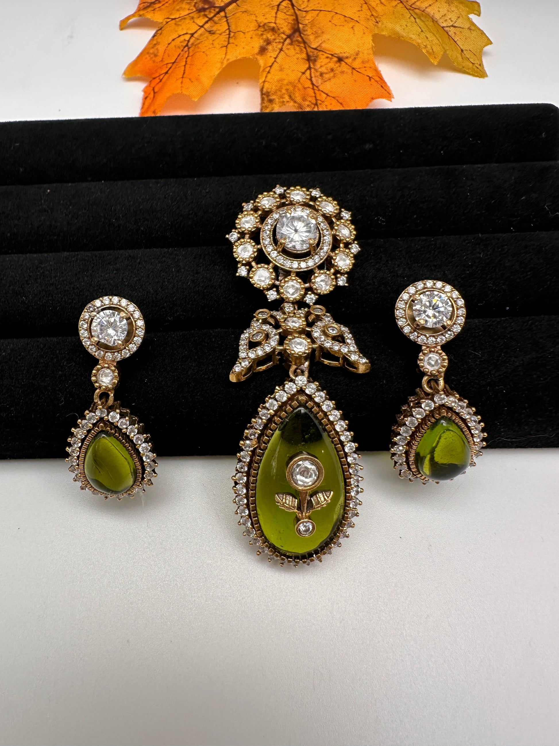Victorian Color Stone Pendent Set - Green