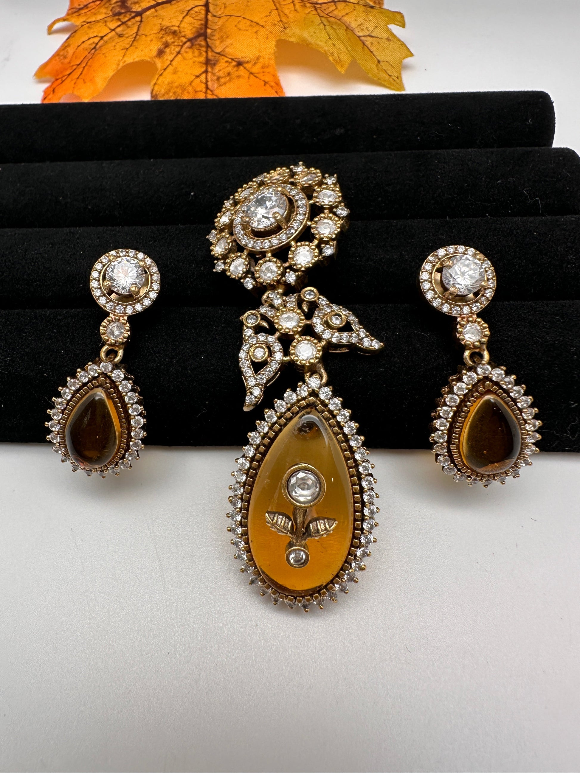 Victorian Color Stone Pendent Set - Yellow