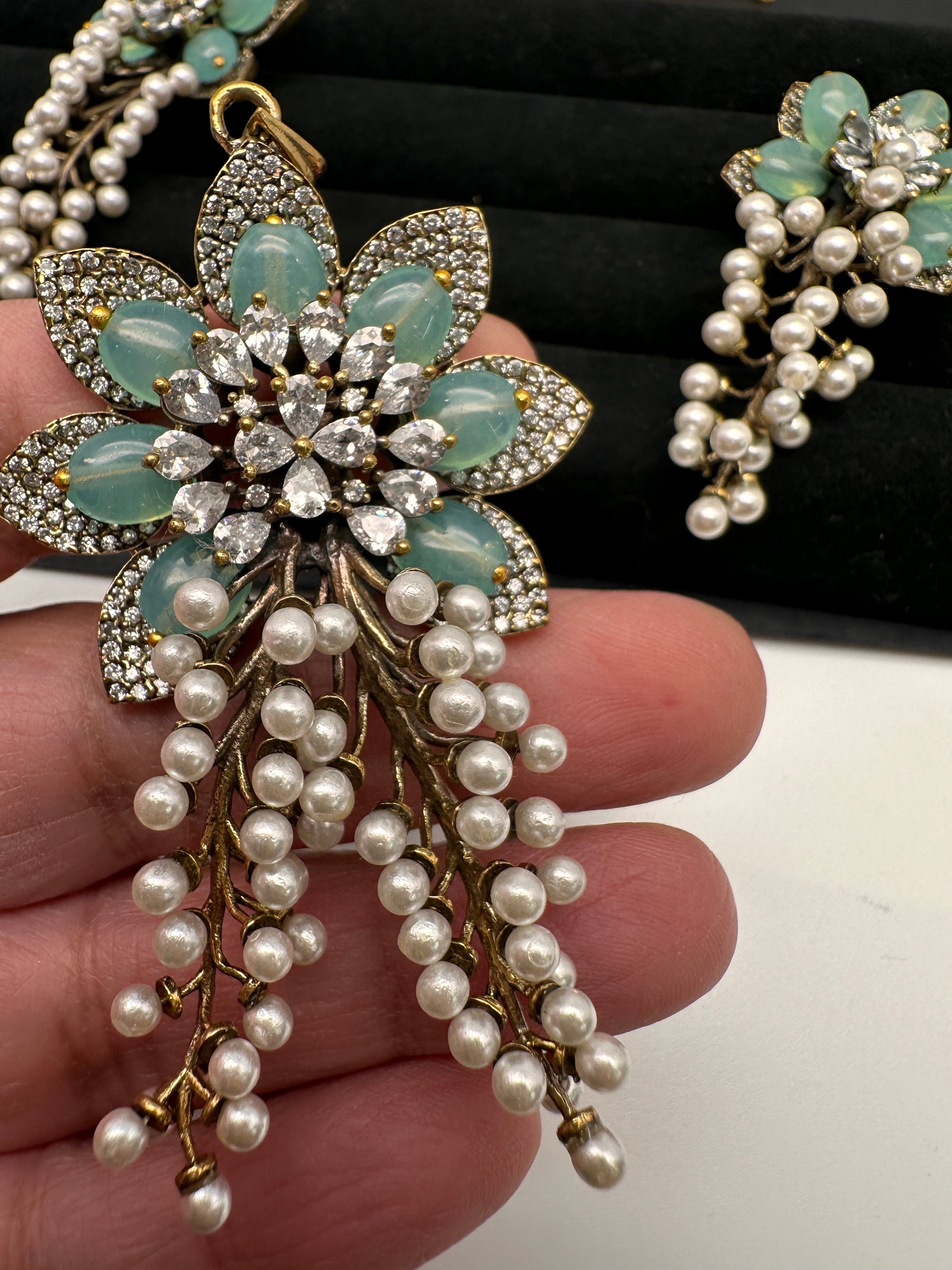 Victorian Floral Pearls Color Stone Pendent Set - LightGreen