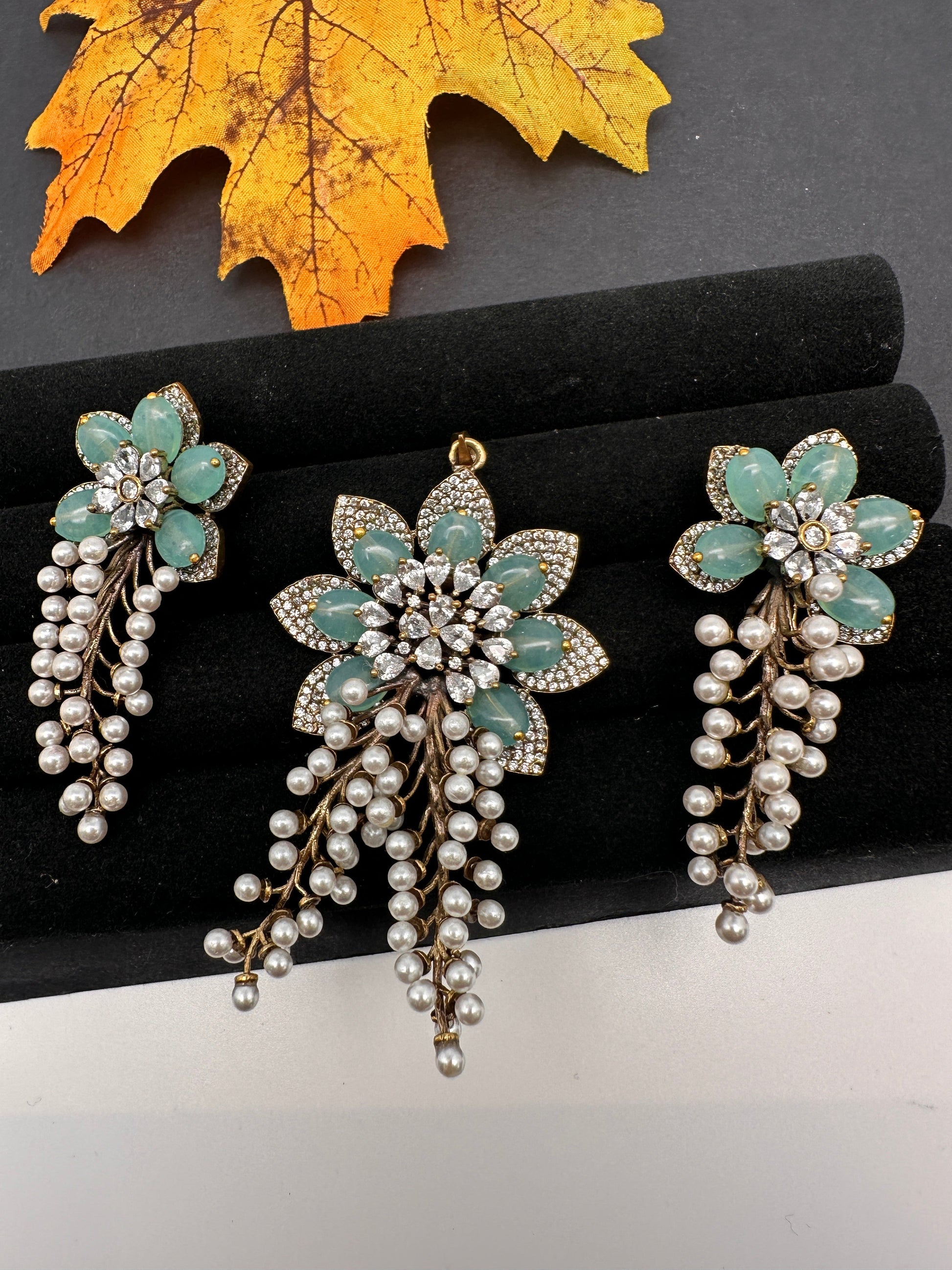 Victorian Floral Pearls Color Stone Pendent Set - LightGreen