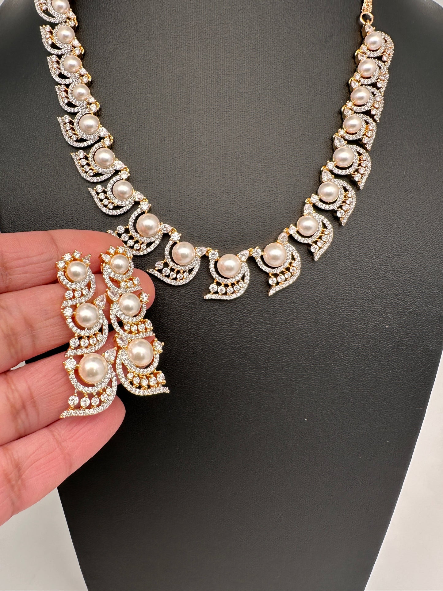 Elegant Shell Pearl Necklace - Gold