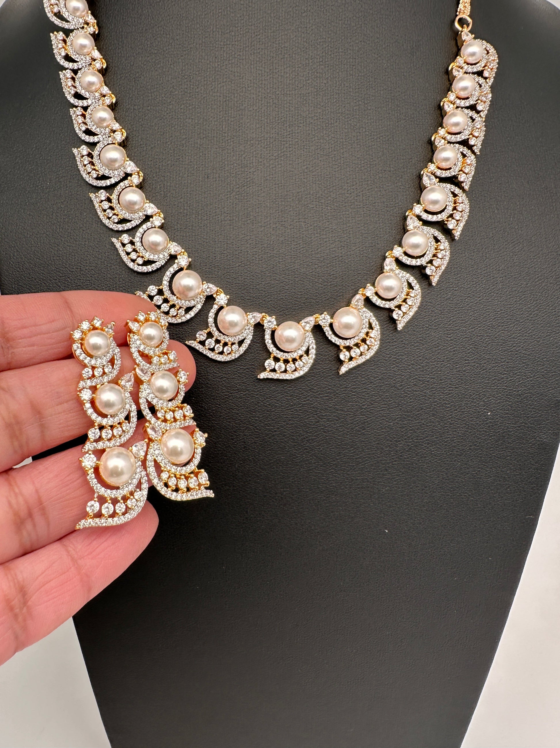 Elegant Shell Pearl Necklace - Gold