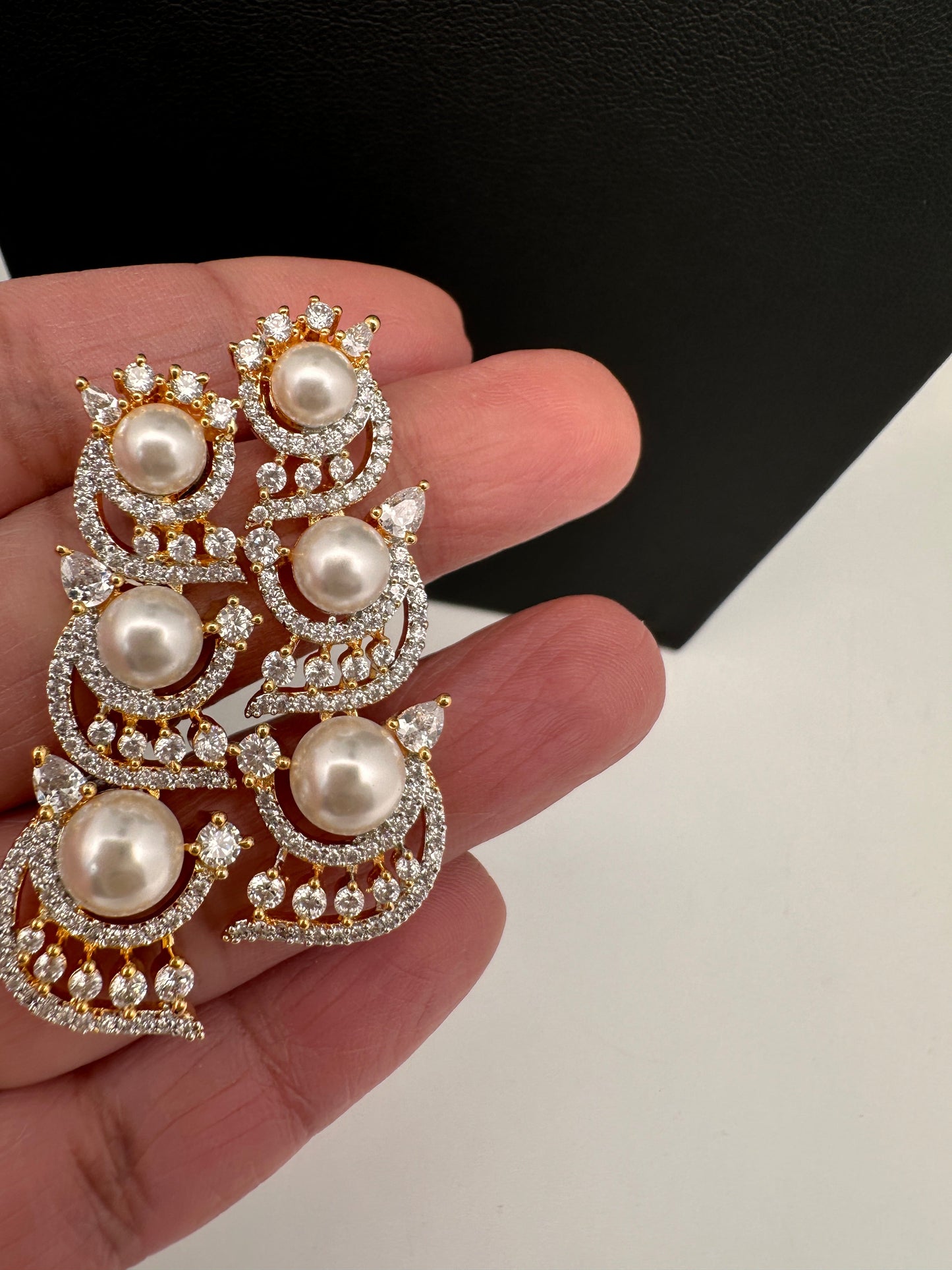 Elegant Shell Pearl Necklace - Gold
