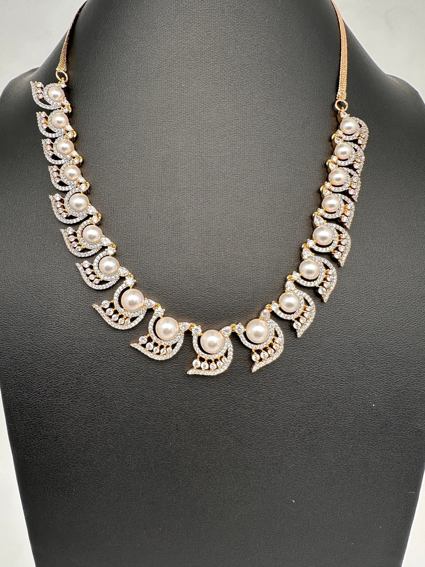 Elegant Shell Pearl Necklace - Gold