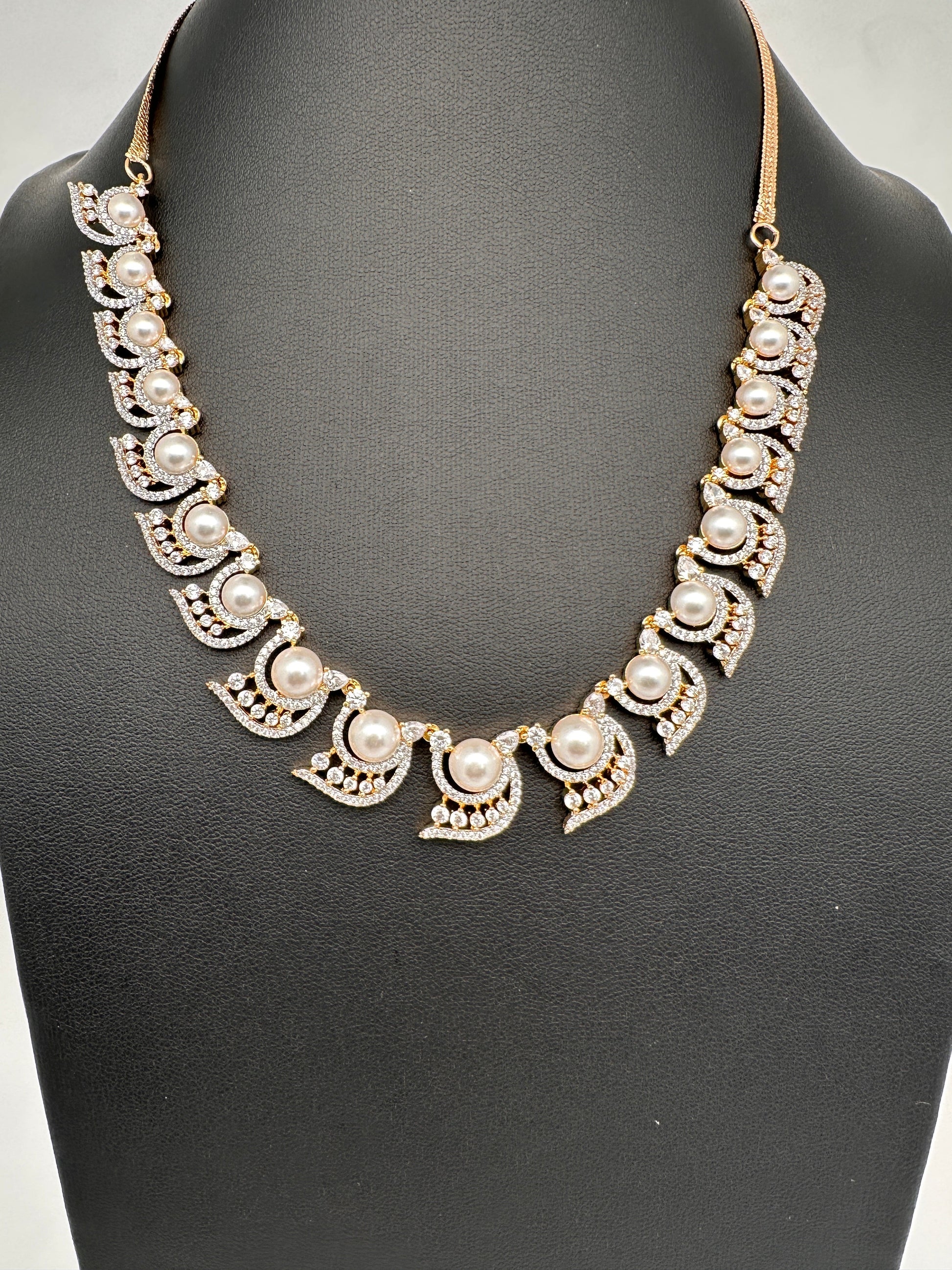 Elegant Shell Pearl Necklace - Gold