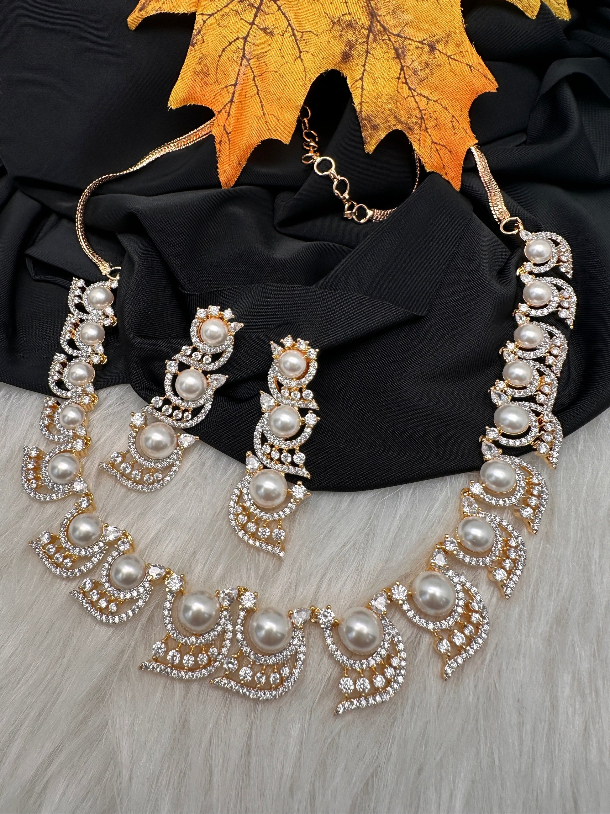 Elegant Shell Pearl Necklace - Gold