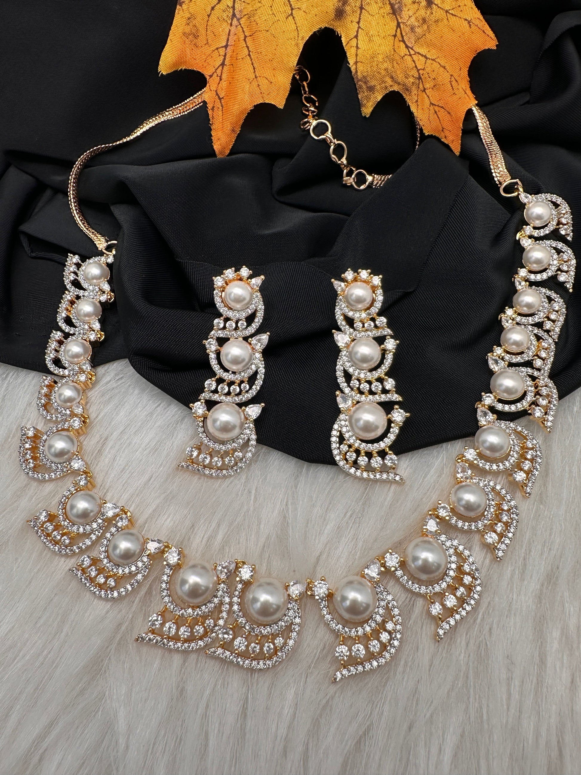 Elegant Shell Pearl Necklace - Gold