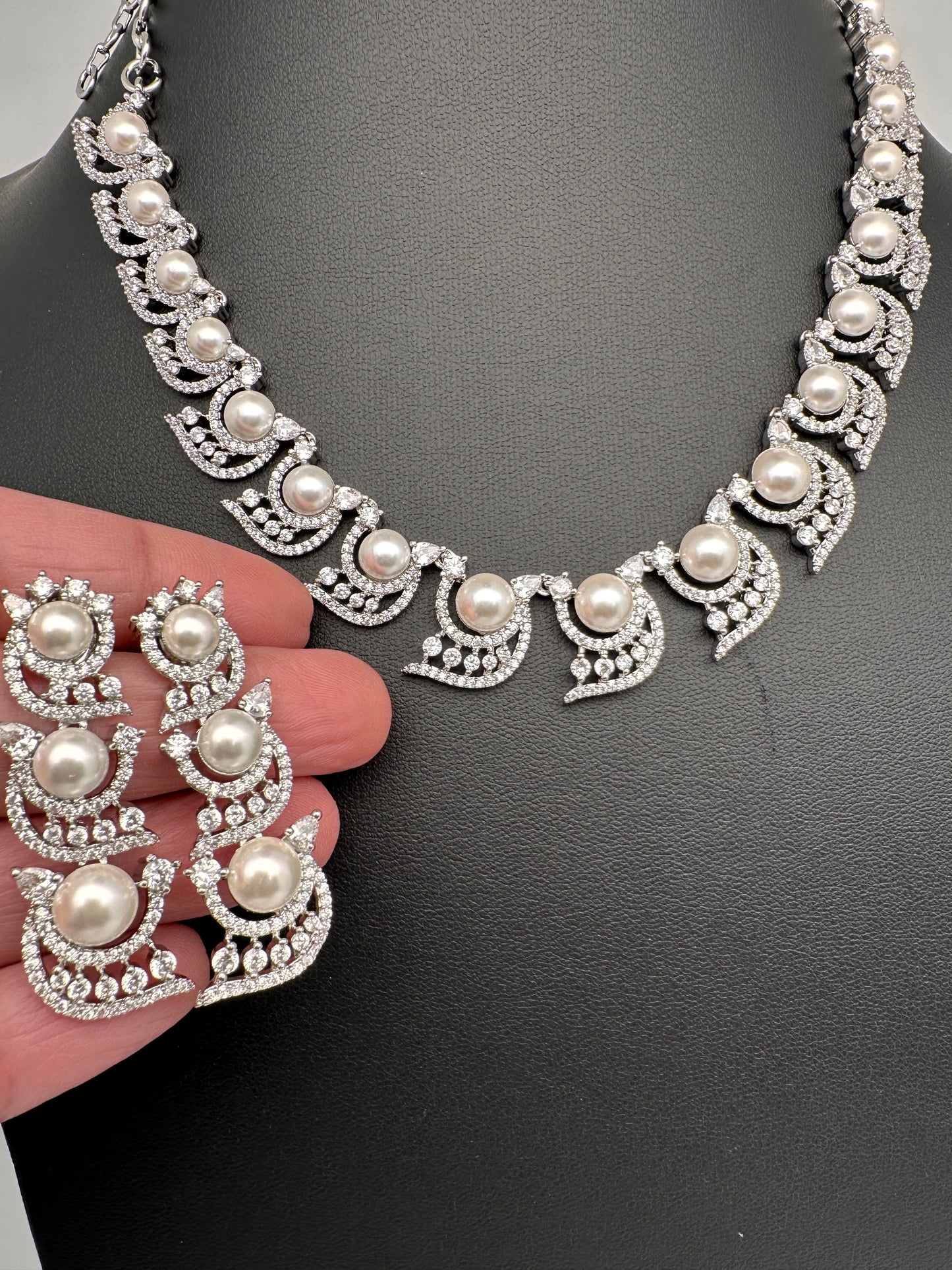 Elegant Shell Pearl Color Necklace - Silver