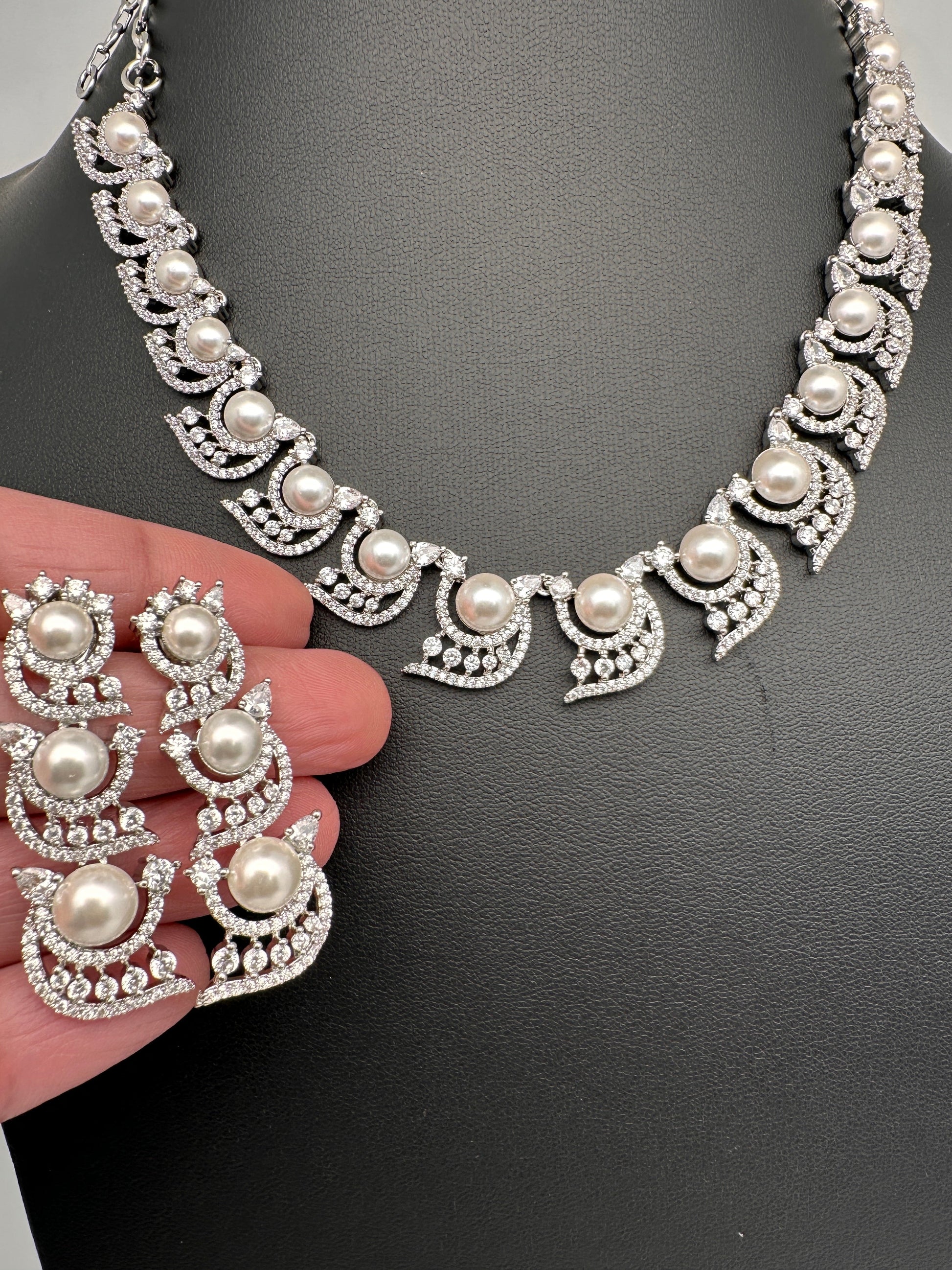 Elegant Shell Pearl Color Necklace - Silver