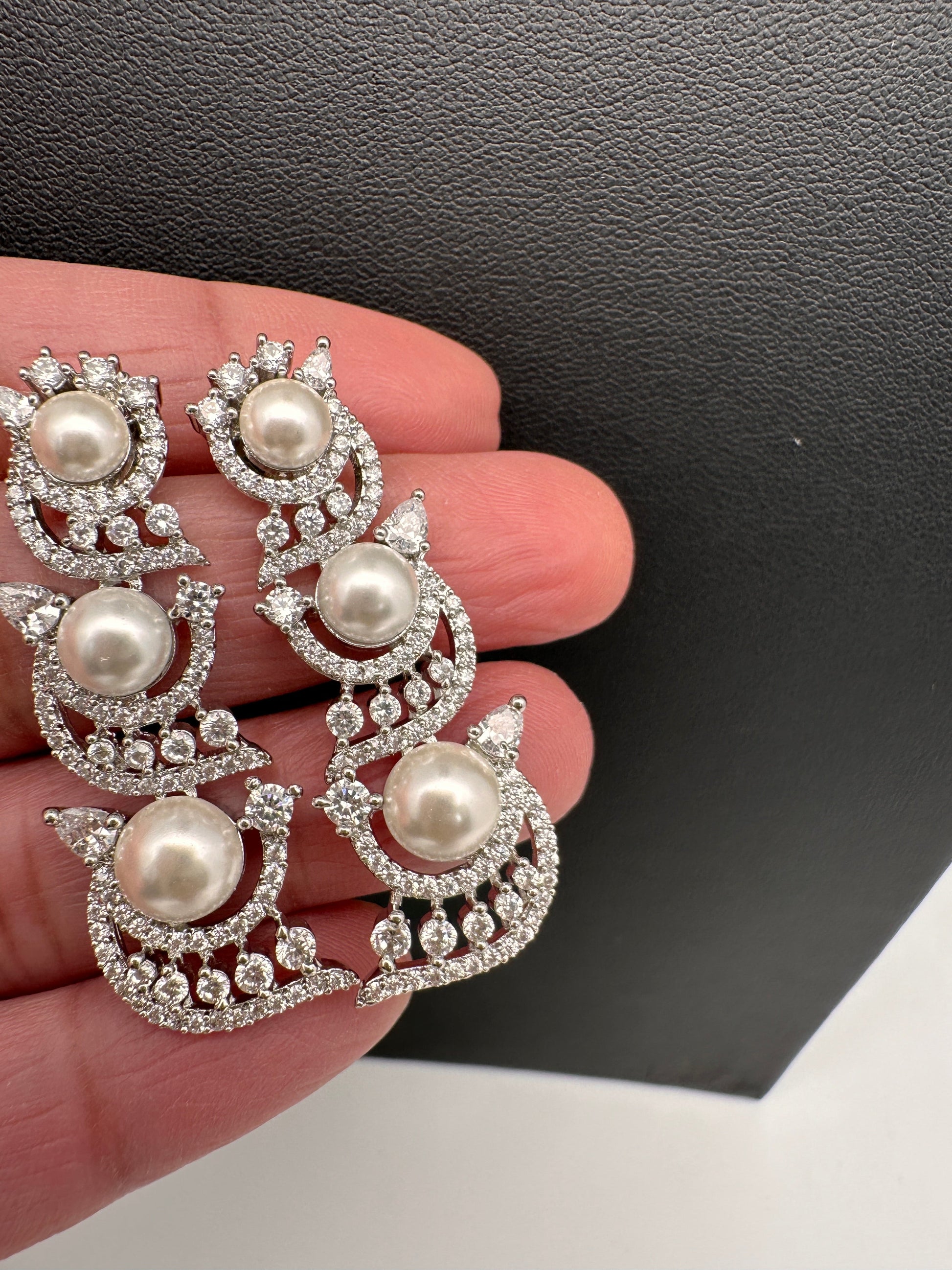 Elegant Shell Pearl Color Necklace - Silver
