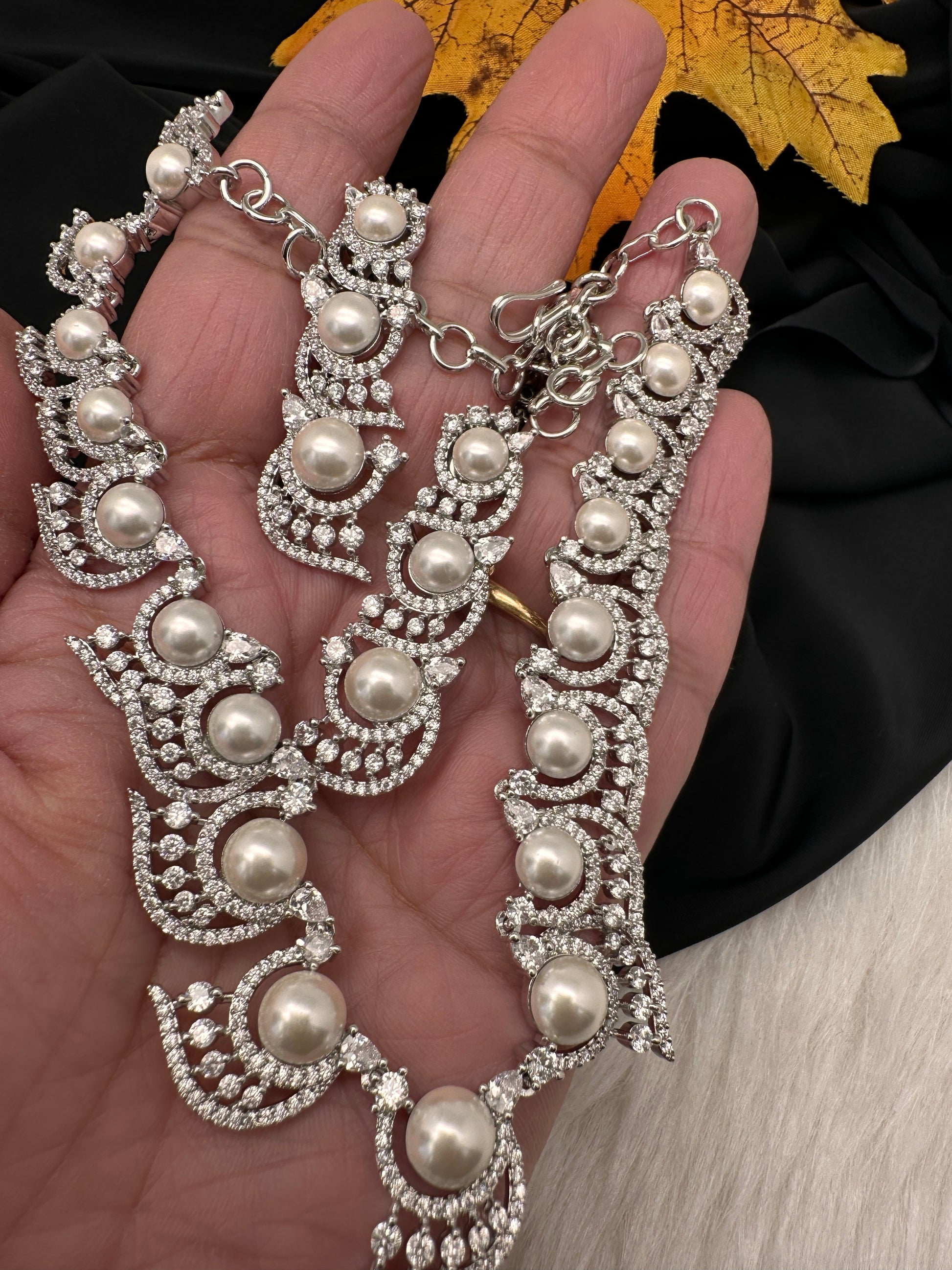 Elegant Shell Pearl Color Necklace - Silver