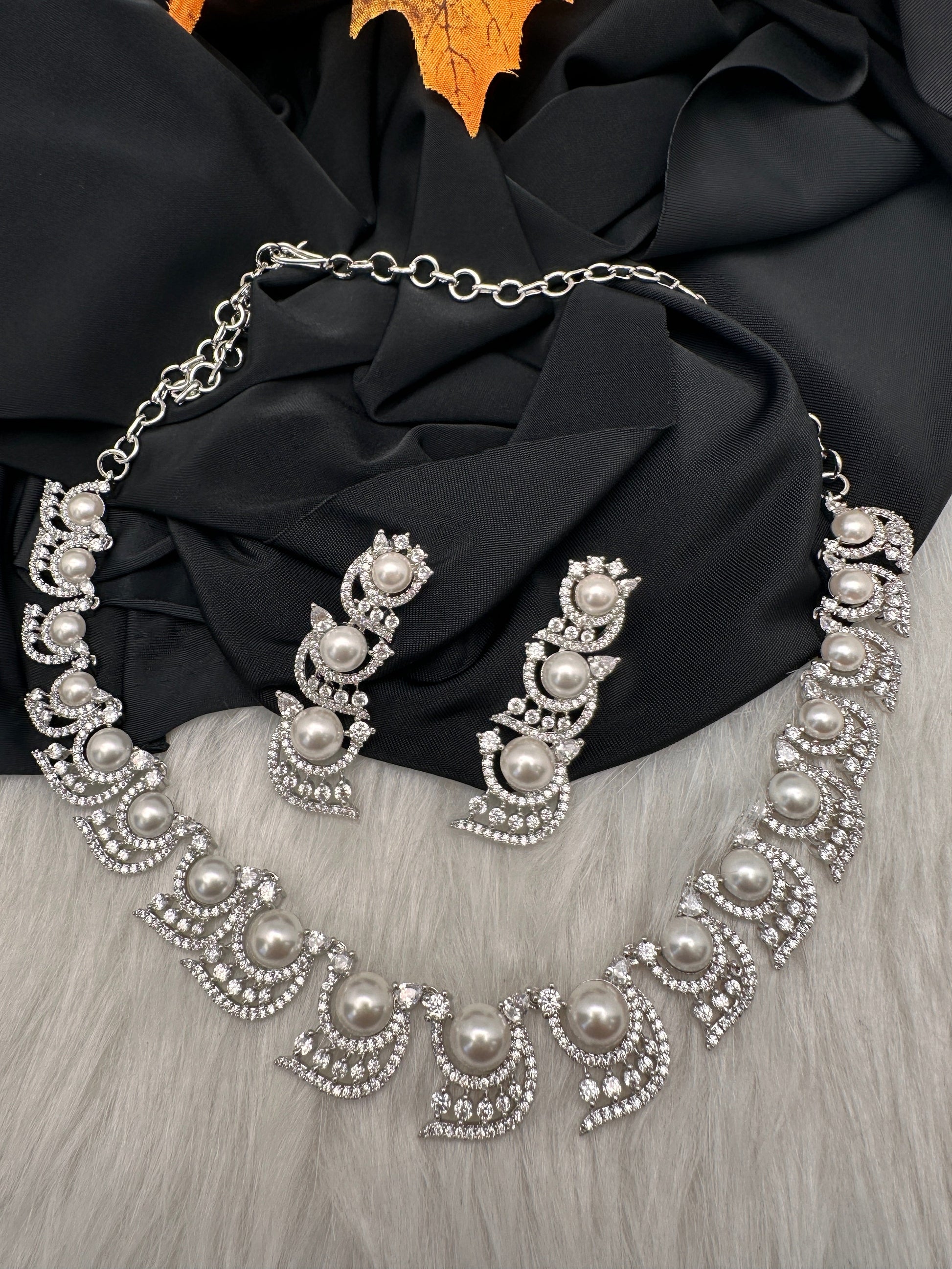 Elegant Shell Pearl Color Necklace - Silver