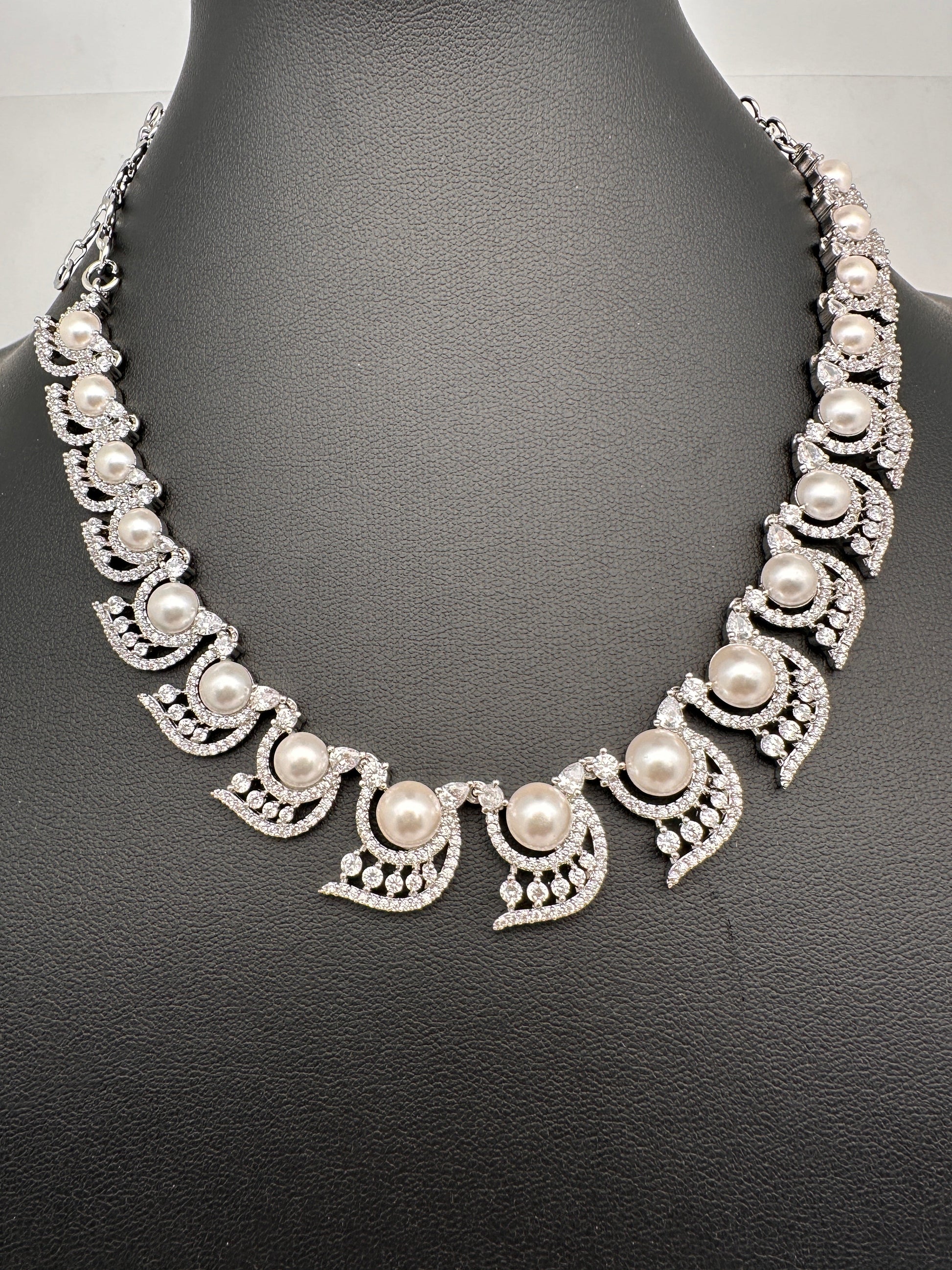 Elegant Shell Pearl Color Necklace - Silver