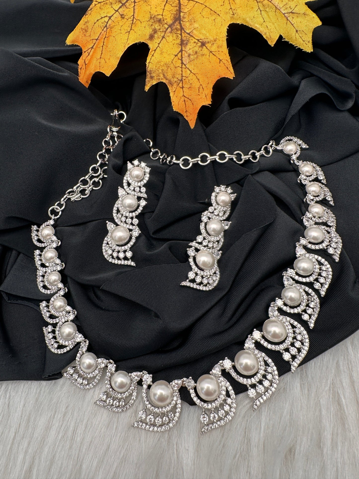 Elegant Shell Pearl Color Necklace - Silver