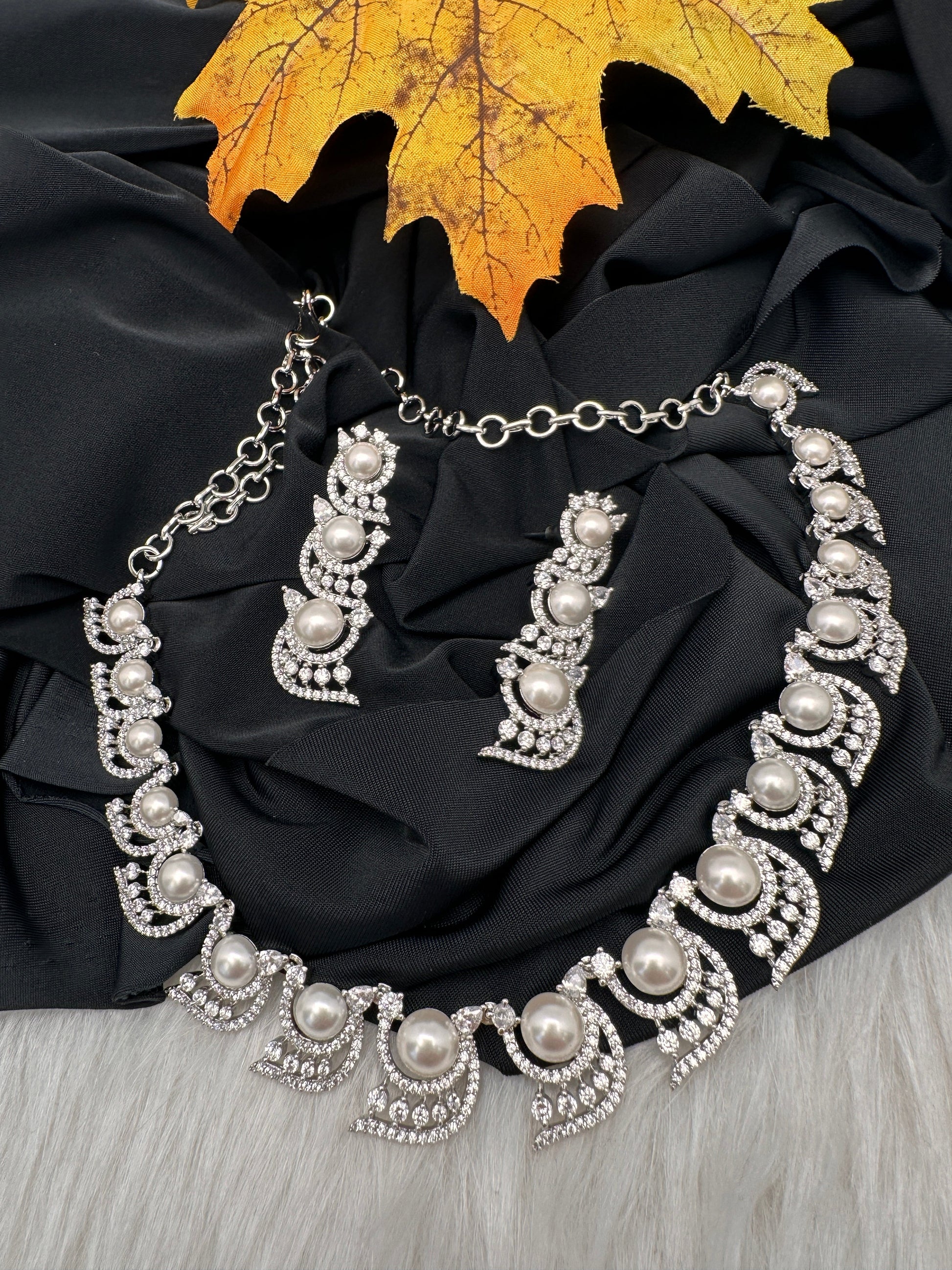 Elegant Shell Pearl Color Necklace - Silver