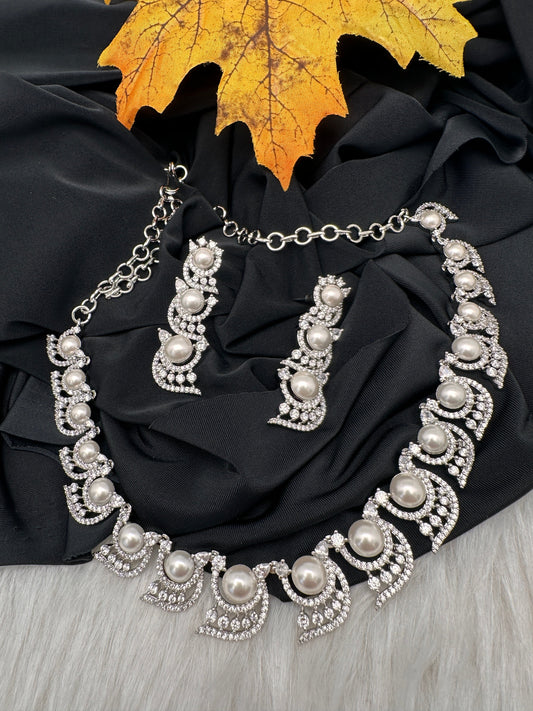Elegant Shell Pearl Color Necklace - Silver