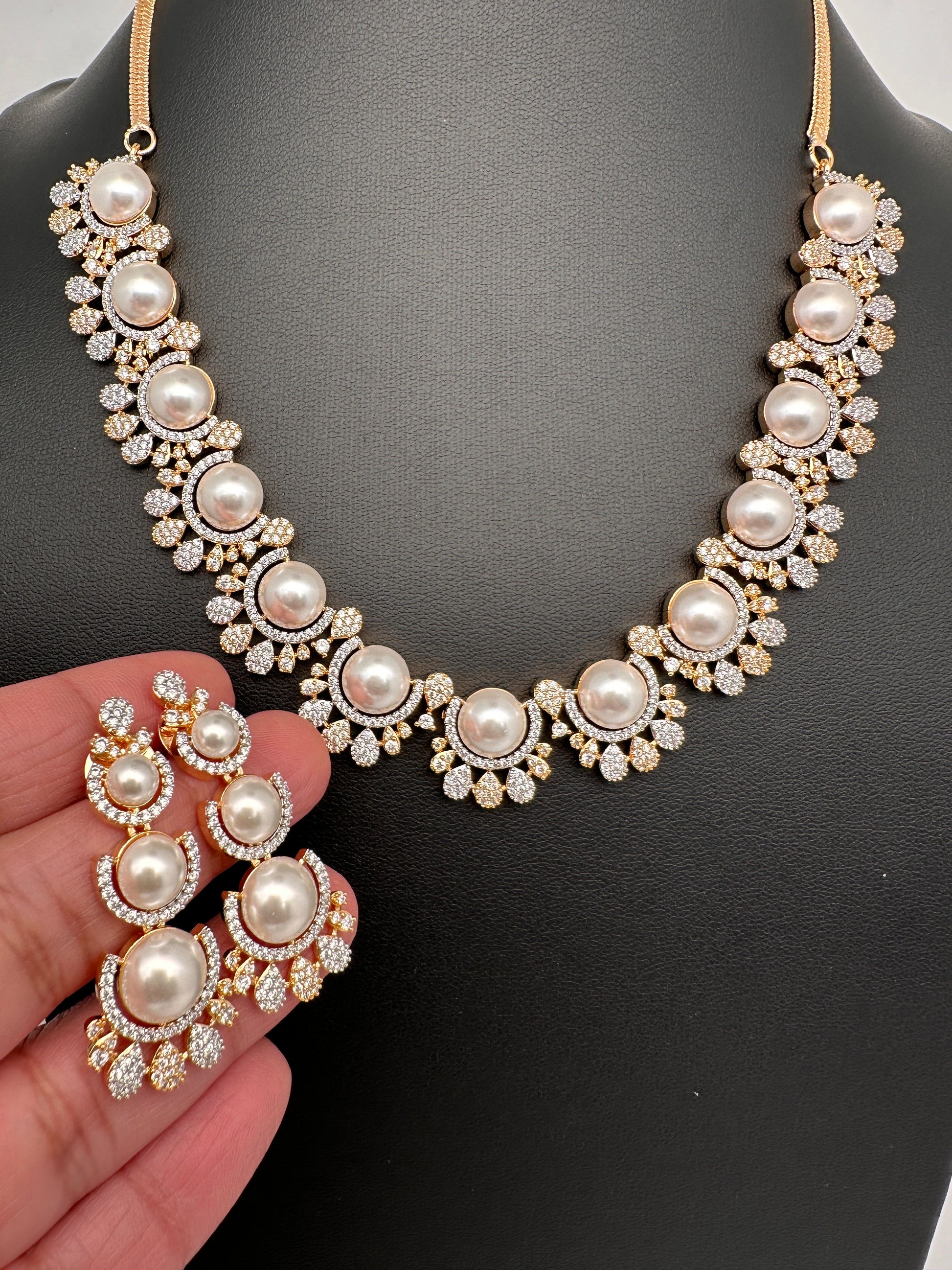 Elegant Shell Pearl Necklace - Gold