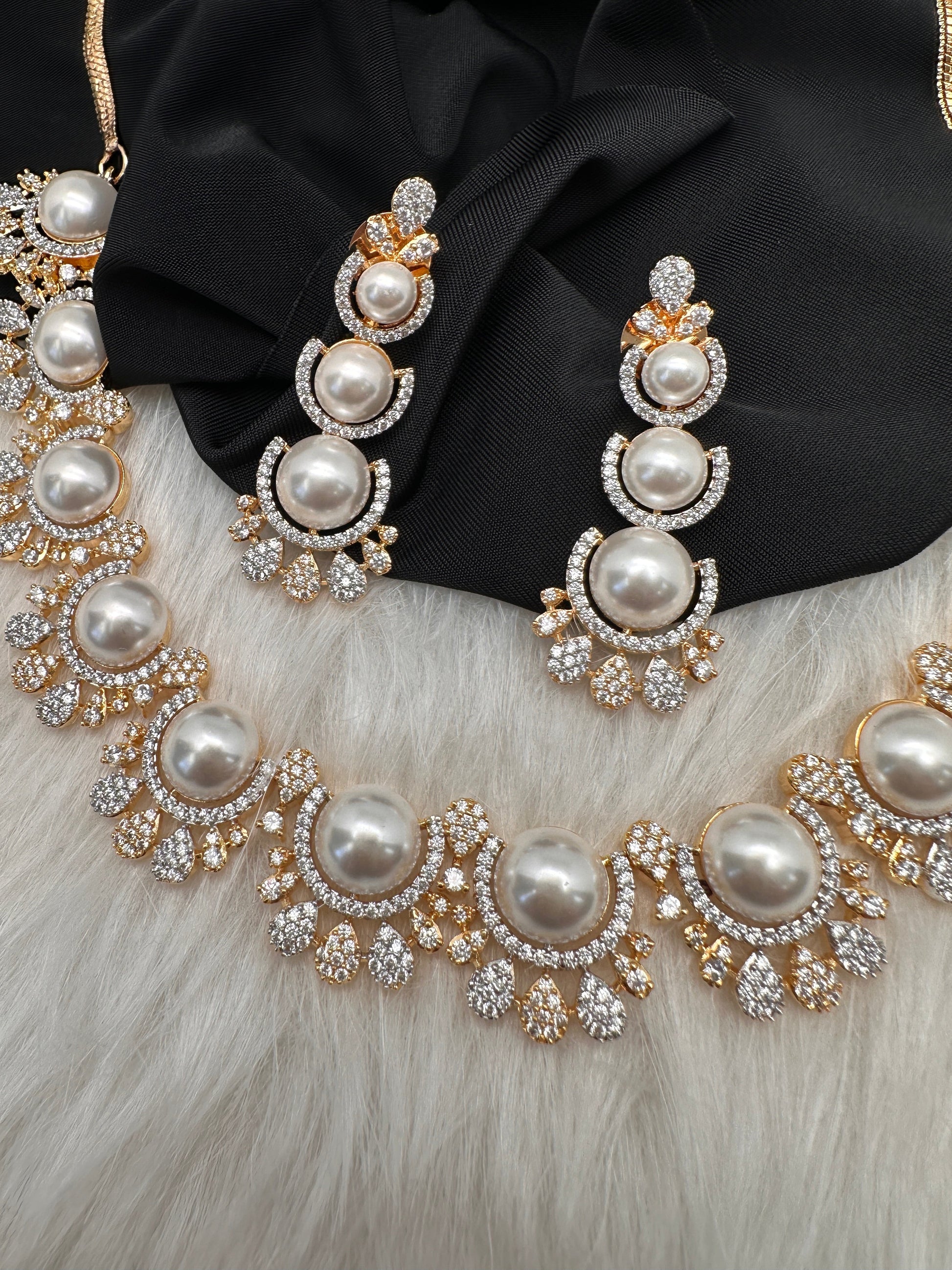 Elegant Shell Pearl Necklace - Gold