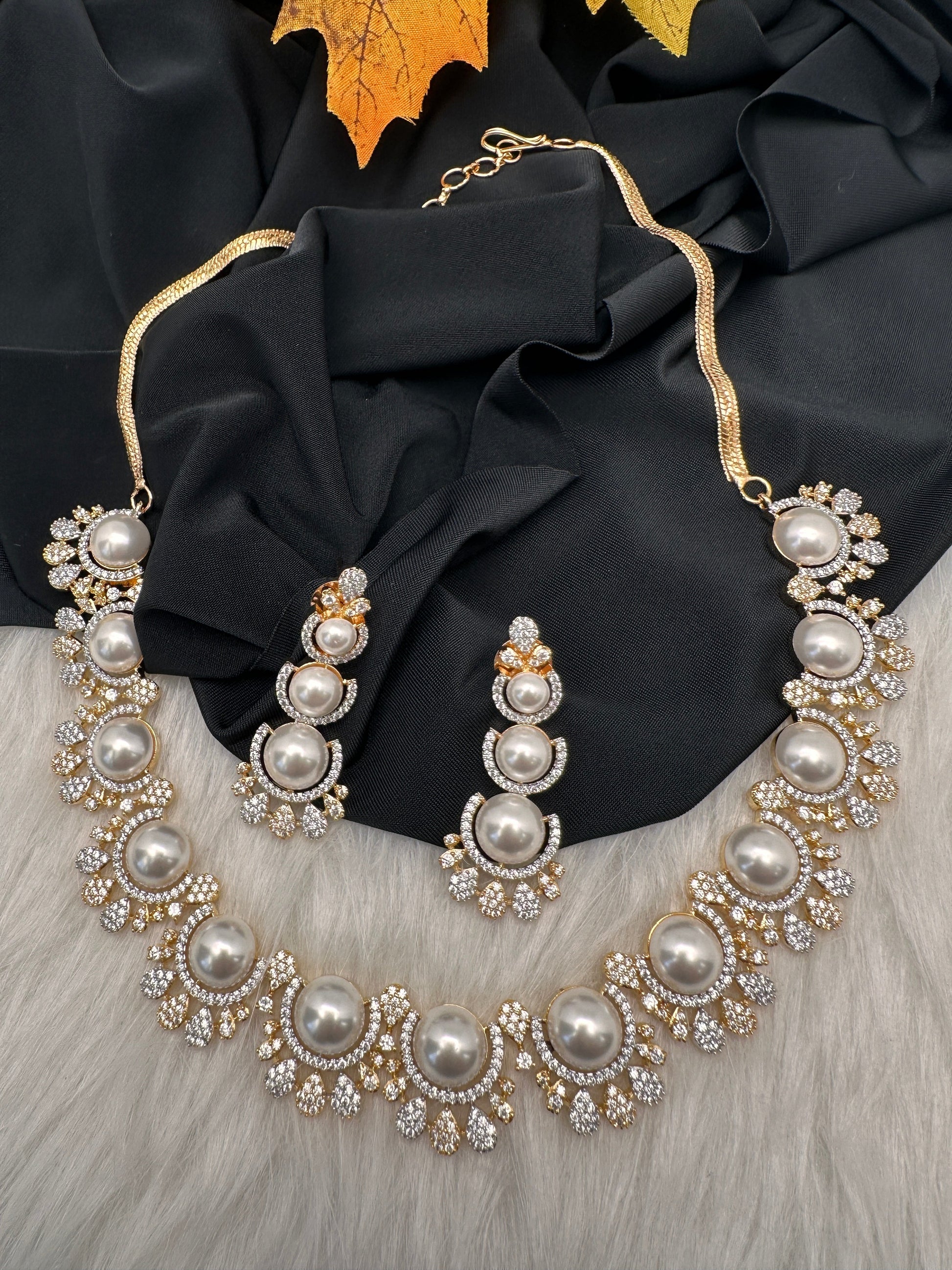 Elegant Shell Pearl Necklace - Gold