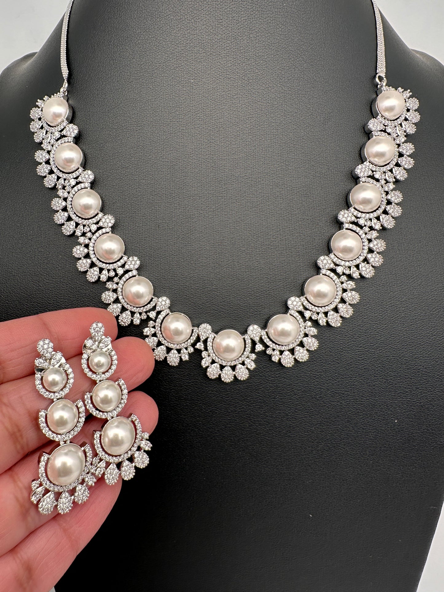 Elegant Shell Pearl Color Necklace - Silver
