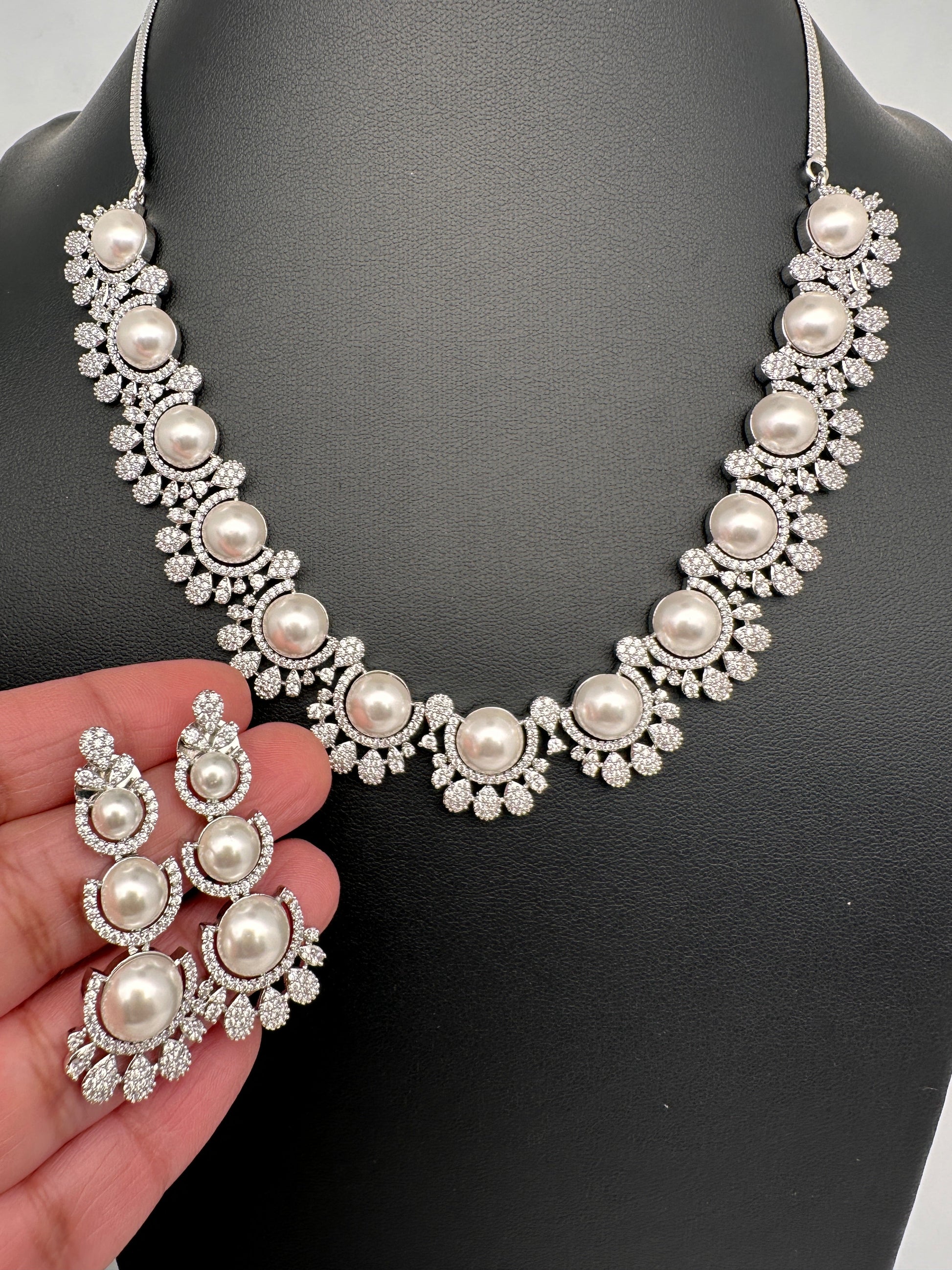 Elegant Shell Pearl Color Necklace - Silver