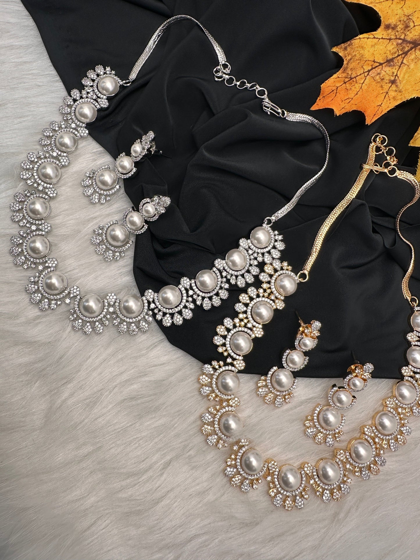 Elegant Shell Pearl Color Necklace - Silver