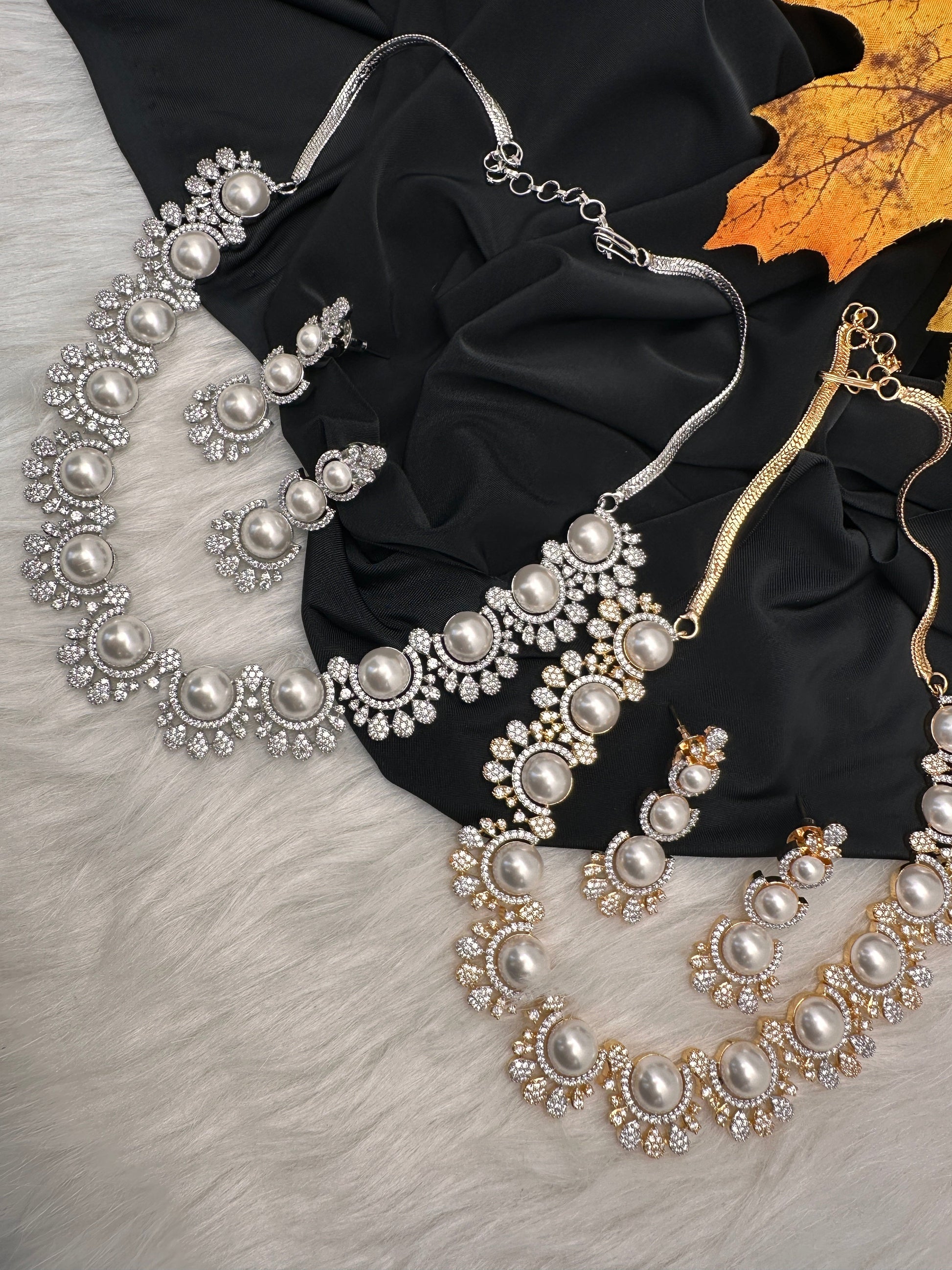 Elegant Shell Pearl Color Necklace - Silver