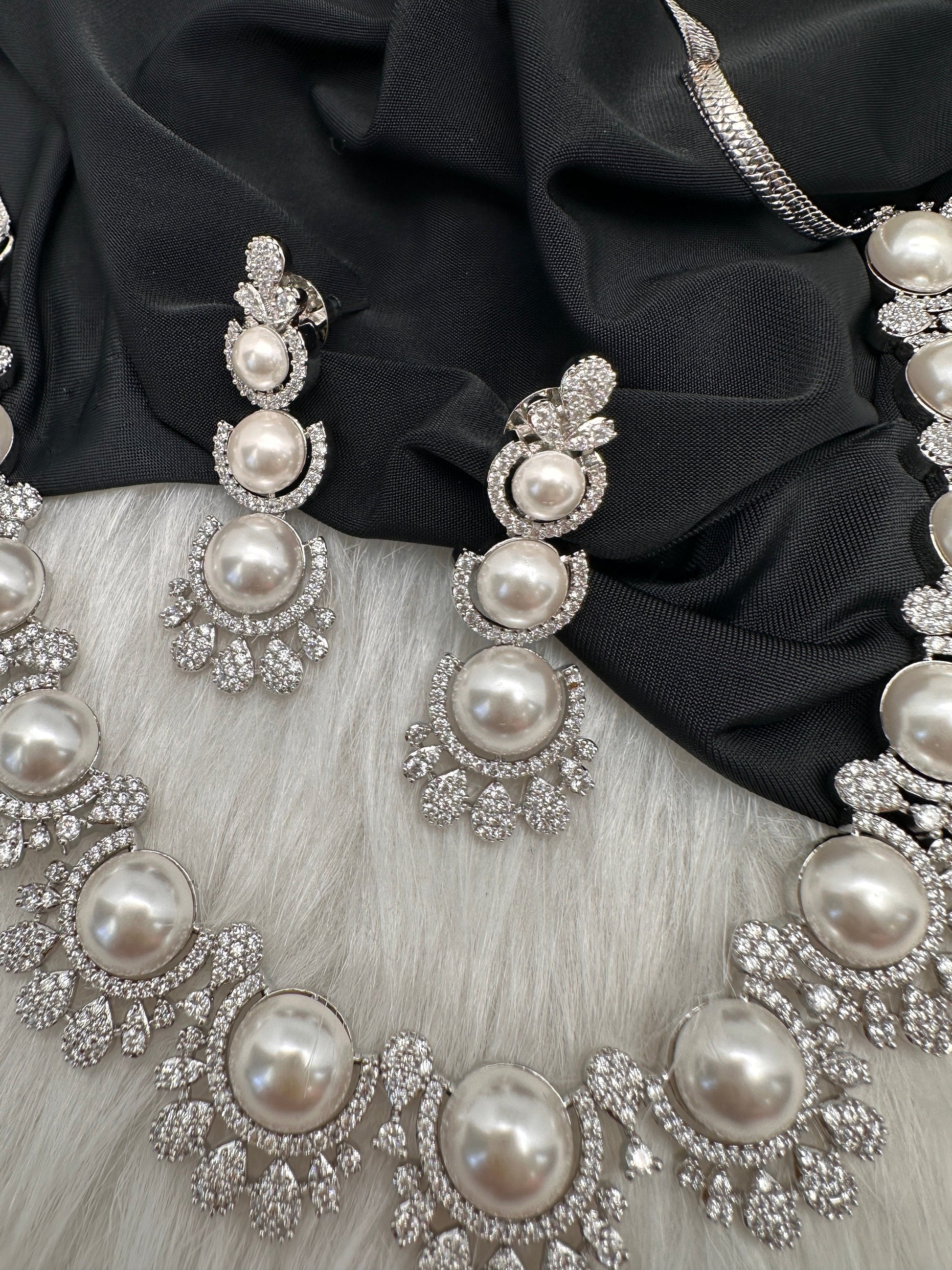 Elegant Shell Pearl Color Necklace - Silver