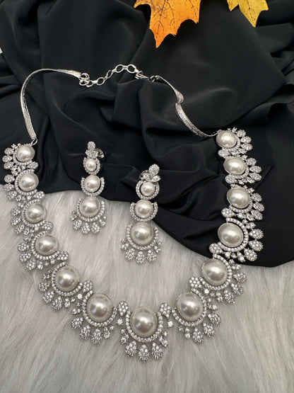 Elegant Shell Pearl Color Necklace - Silver