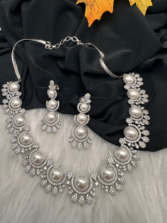 Elegant Shell Pearl Color Necklace - Silver